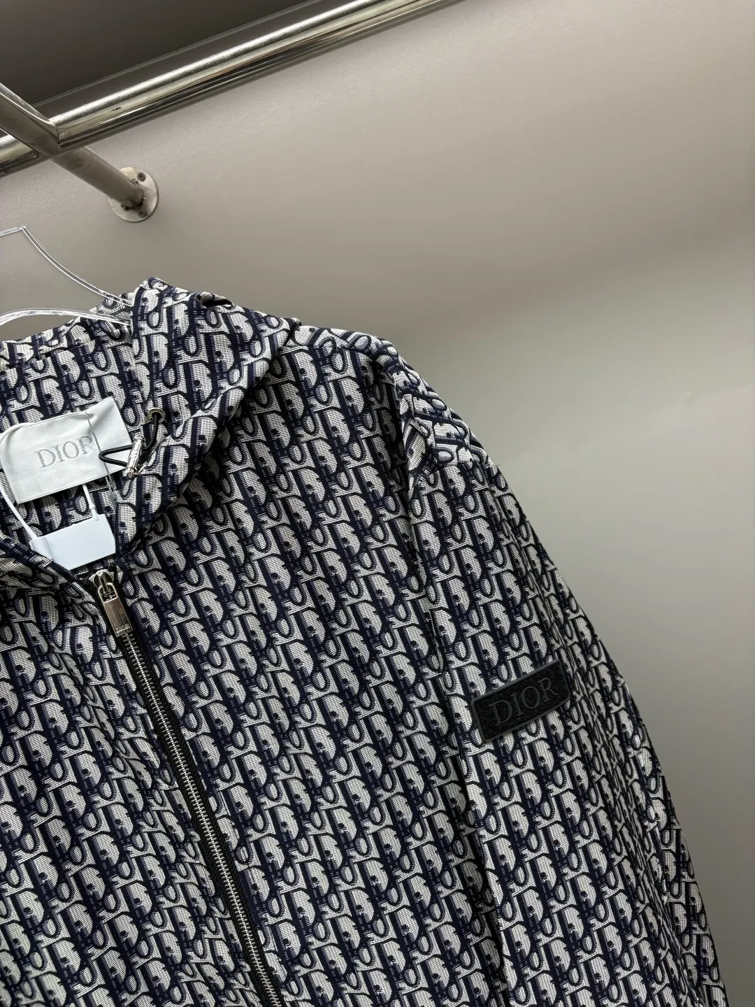 🅿️700 Dior Classic Letter Jacquard Hooded Thin Cotton Jacket This hooded jacket is decorated with classic letter jacquard. It is carefully made of royal blue jacquard technical fabric, with zipper closure and sleeves decorated with label design. It can be worn in spring and autumn, and can also be paired with couples' outfits. It is the same style for men and women, creating a refined casual look.  Size: M-XXXL