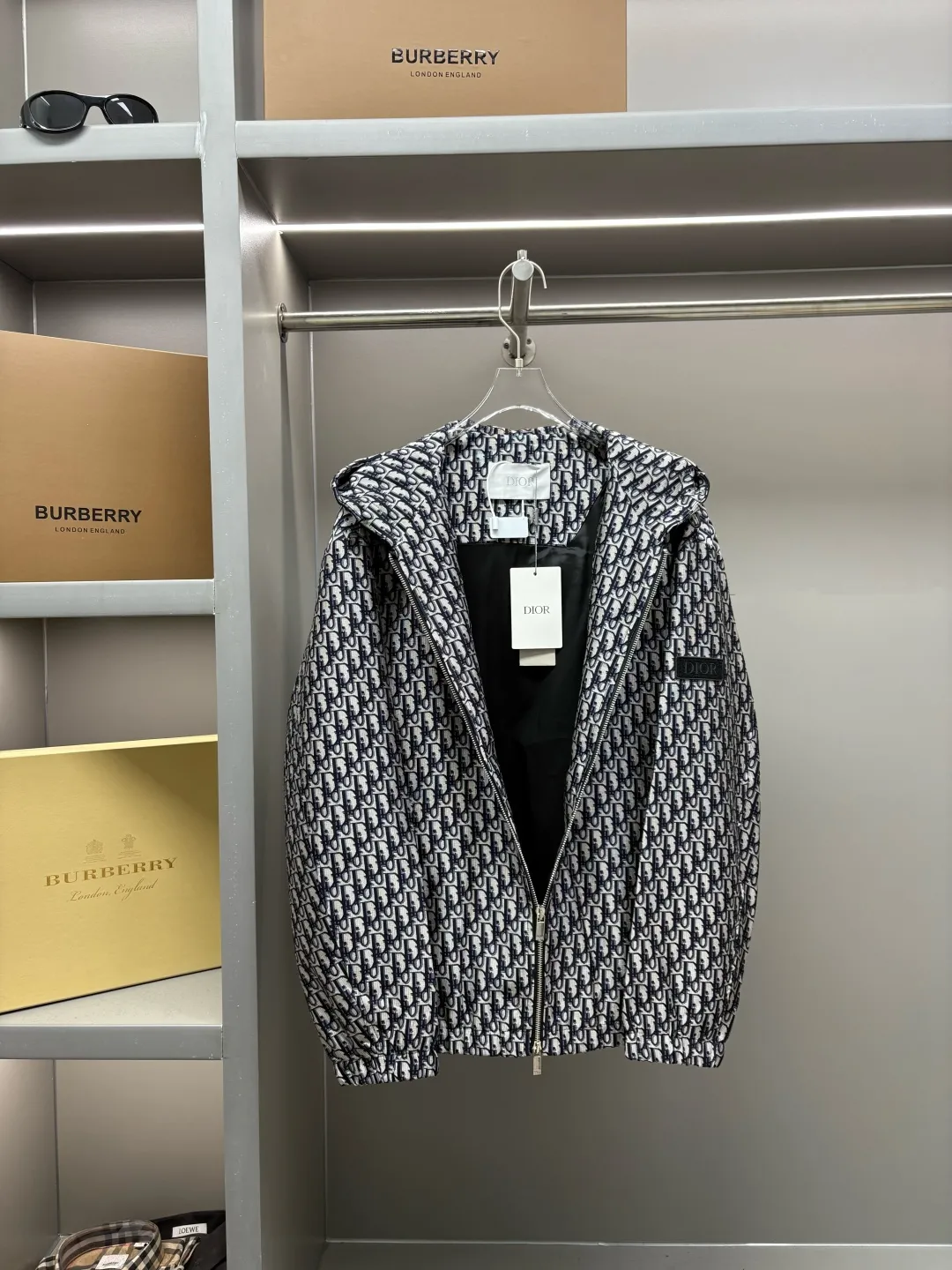 🅿️700 Dior Classic Letter Jacquard Hooded Thin Cotton Jacket This hooded jacket is decorated with classic letter jacquard. It is carefully made of royal blue jacquard technical fabric, with zipper closure and sleeves decorated with label design. It can be worn in spring and autumn, and can also be paired with couples' outfits. It is the same style for men and women, creating a refined casual look.  Size: M-XXXL