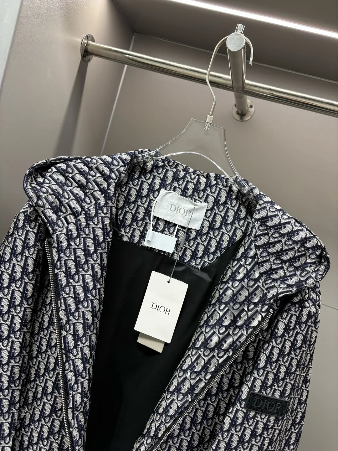 🅿️700 Dior Classic Letter Jacquard Hooded Thin Cotton Jacket This hooded jacket is decorated with classic letter jacquard. It is carefully made of royal blue jacquard technical fabric, with zipper closure and sleeves decorated with label design. It can be worn in spring and autumn, and can also be paired with couples' outfits. It is the same style for men and women, creating a refined casual look.  Size: M-XXXL