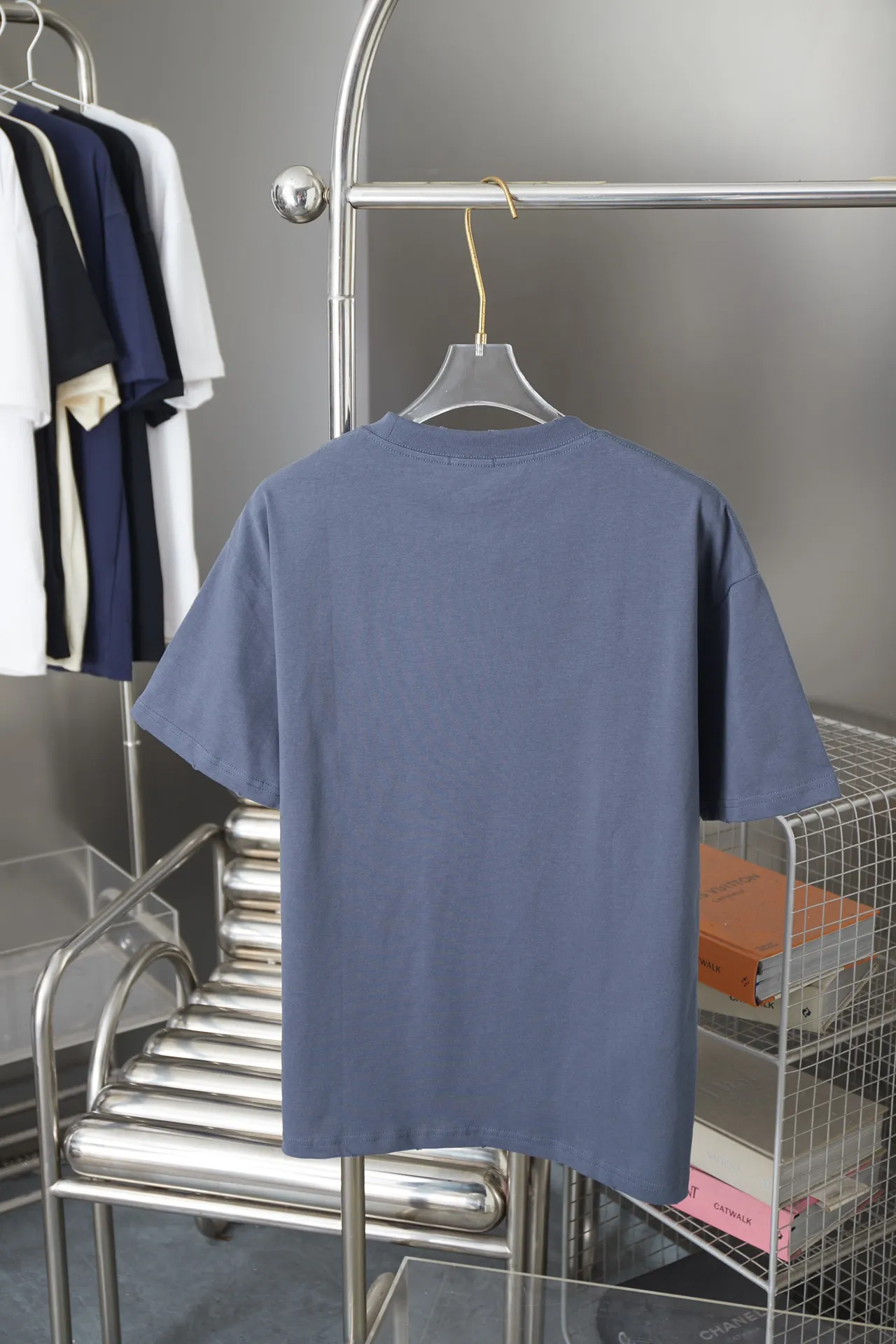 🅿️180 D＊or CD 25SS early spring new style joint series letter logo frayed short sleeves light luxury essential item for daily commuting for men and women correct version welcome to compare detailed features · 320g 100% pure cotton double yarn jersey fabric · Custom dyed in the same cylinder, special thickened 32 count double-strand 1X1 thread · Artificial hand printing screen printing letter logo pattern · Collar, cuffs, hem edging process · Double-needle stitching across seams · Original main mark, washed tag, branded moisture-proof paper packaging Color: White/Black/Gray Size: S/M/L/XL