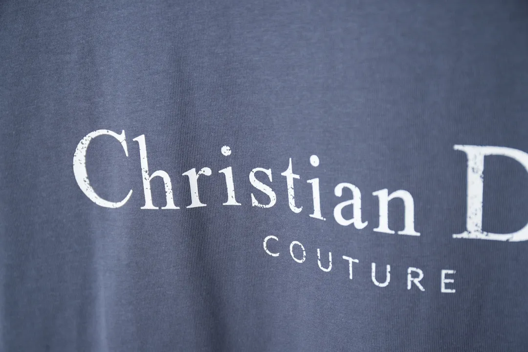 🅿️180 D＊or CD 25SS early spring new style joint series letter logo frayed short sleeves light luxury essential item for daily commuting for men and women correct version welcome to compare detailed features · 320g 100% pure cotton double yarn jersey fabric · Custom dyed in the same cylinder, special thickened 32 count double-strand 1X1 thread · Artificial hand printing screen printing letter logo pattern · Collar, cuffs, hem edging process · Double-needle stitching across seams · Original main mark, washed tag, branded moisture-proof paper packaging Color: White/Black/Gray Size: S/M/L/XL
