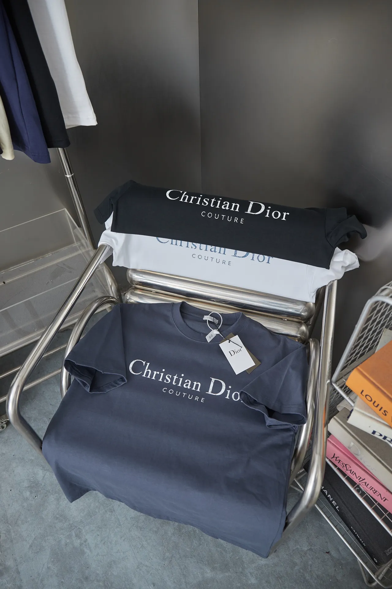 🅿️180 D＊or CD 25SS early spring new style joint series letter logo frayed short sleeves light luxury essential item for daily commuting for men and women correct version welcome to compare detailed features · 320g 100% pure cotton double yarn jersey fabric · Custom dyed in the same cylinder, special thickened 32 count double-strand 1X1 thread · Artificial hand printing screen printing letter logo pattern · Collar, cuffs, hem edging process · Double-needle stitching across seams · Original main mark, washed tag, branded moisture-proof paper packaging Color: White/Black/Gray Size: S/M/L/XL