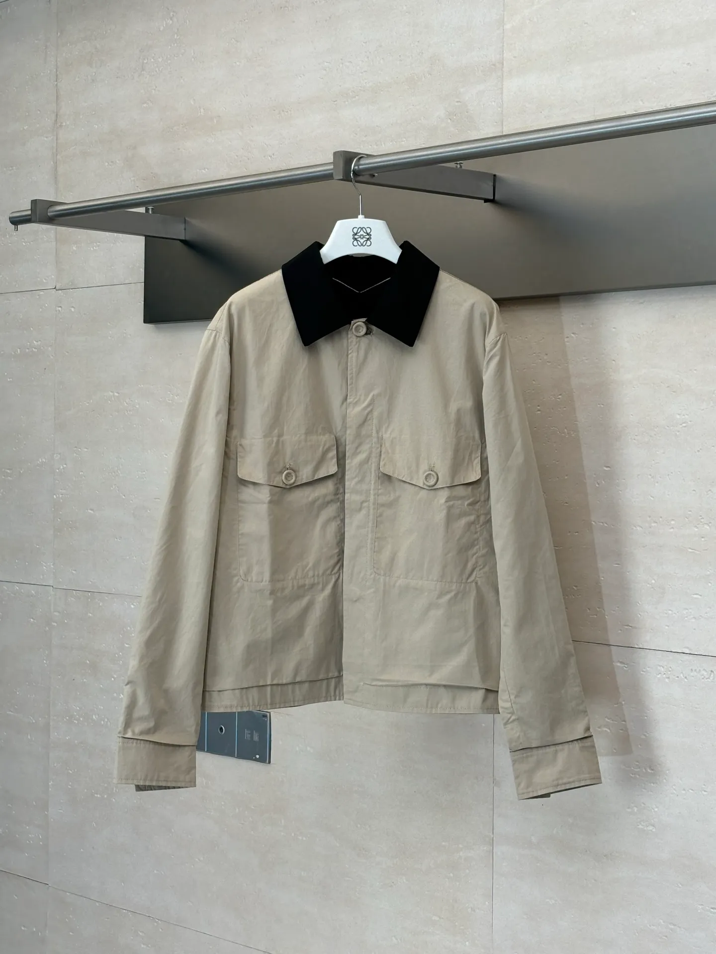 🅿️596 Dio*/Dior 25SS lapel old money style jacket. The fabric is made of cotton twill body and lining made of 100% cotton. The shuttle loom shuttles between the warp and weft yarns through the shuttle to form the diagonal grain of the twill. The cotton material makes it breathable and comfortable against the skin. The twill weave makes the fabric structure tight, high-grade texture and easy to take care of through careful tailoring. It has formed the D family's classic casual and fashionable style. The concealed button design does not lose the need for formal occasions. The sleeves are connected to the shoulders using single-needle technology, making it firm and linear. There are pockets on the left and right. The fabric is wrapped around the edges of the pockets using piping technology, making it firmer and more aesthetically pleasing. Size: S/M/L/XL