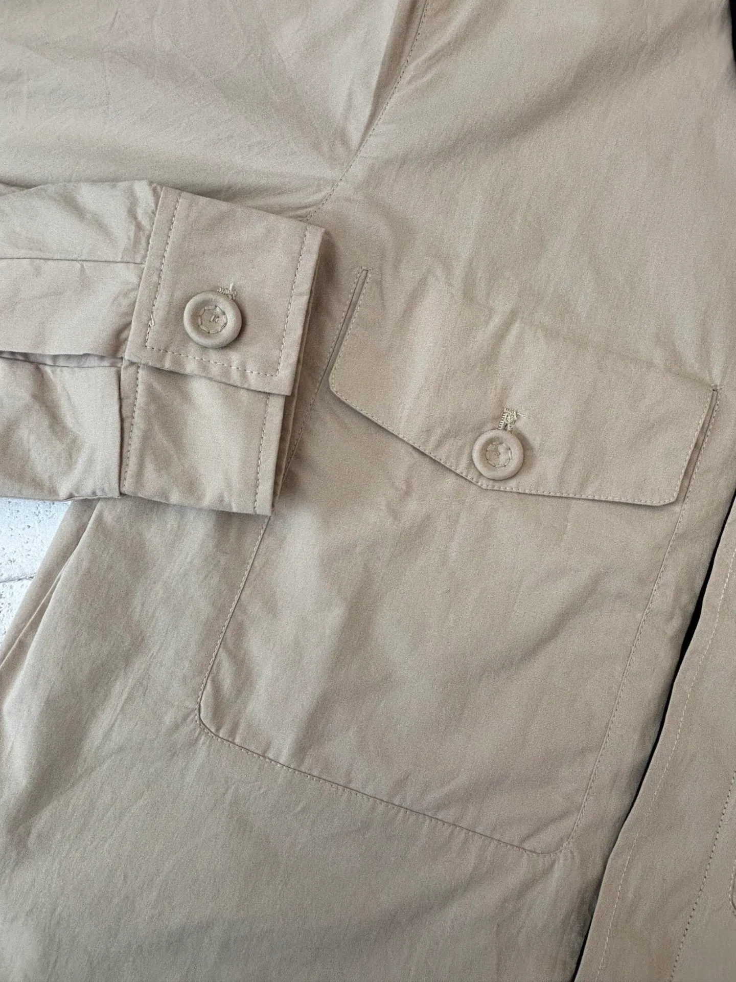 🅿️596 Dio*/Dior 25SS lapel old money style jacket. The fabric is made of cotton twill body and lining made of 100% cotton. The shuttle loom shuttles between the warp and weft yarns through the shuttle to form the diagonal grain of the twill. The cotton material makes it breathable and comfortable against the skin. The twill weave makes the fabric structure tight, high-grade texture and easy to take care of through careful tailoring. It has formed the D family's classic casual and fashionable style. The concealed button design does not lose the need for formal occasions. The sleeves are connected to the shoulders using single-needle technology, making it firm and linear. There are pockets on the left and right. The fabric is wrapped around the edges of the pockets using piping technology, making it firmer and more aesthetically pleasing. Size: S/M/L/XL