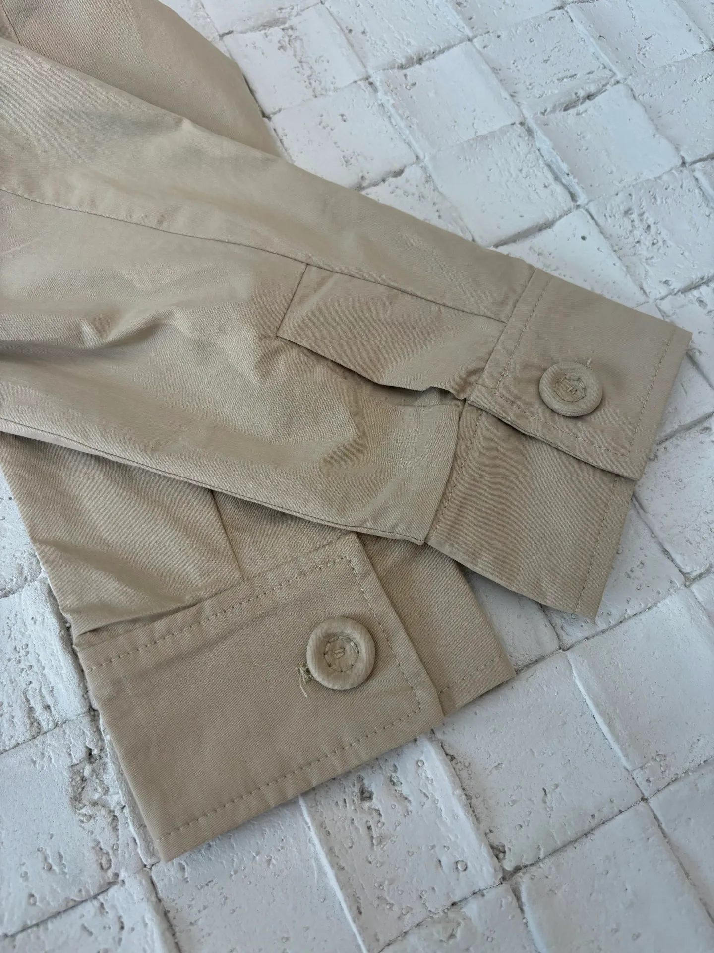 🅿️596 Dio*/Dior 25SS lapel old money style jacket. The fabric is made of cotton twill body and lining made of 100% cotton. The shuttle loom shuttles between the warp and weft yarns through the shuttle to form the diagonal grain of the twill. The cotton material makes it breathable and comfortable against the skin. The twill weave makes the fabric structure tight, high-grade texture and easy to take care of through careful tailoring. It has formed the D family's classic casual and fashionable style. The concealed button design does not lose the need for formal occasions. The sleeves are connected to the shoulders using single-needle technology, making it firm and linear. There are pockets on the left and right. The fabric is wrapped around the edges of the pockets using piping technology, making it firmer and more aesthetically pleasing. Size: S/M/L/XL