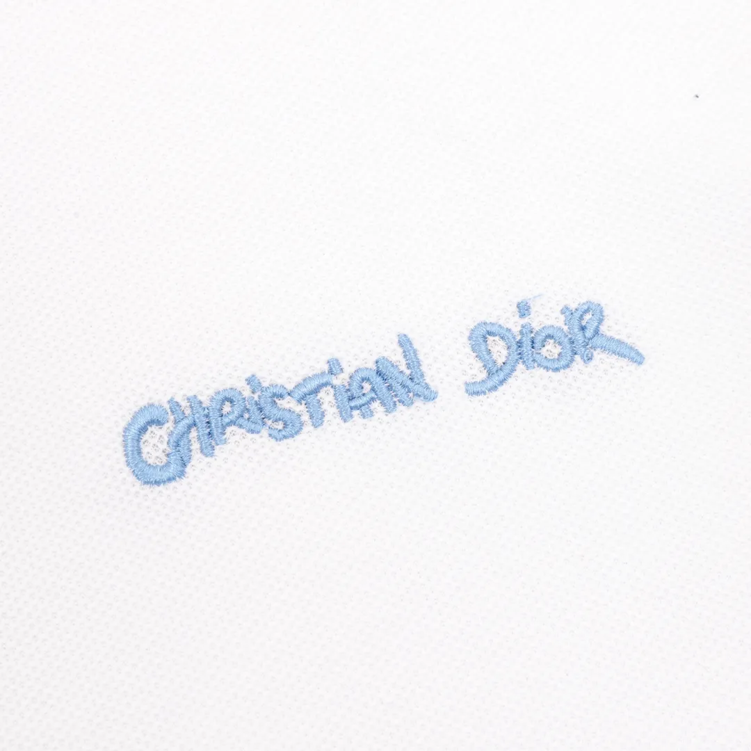 🅿️270 DIOR CD four-color cursive embroidered letters short-sleeved POLO shirt. Original customized 200g cotton khaki fabric, thread dyed to match the original. The imported machine embroidery process makes the letter logo show a delicate and exquisite effect, enhancing the decorative effect. Use an embroidery machine to embroider the designed letter logo onto the patch. Upright and stylish upper body Color: black, white, navy blue, floral gray Size: S-L