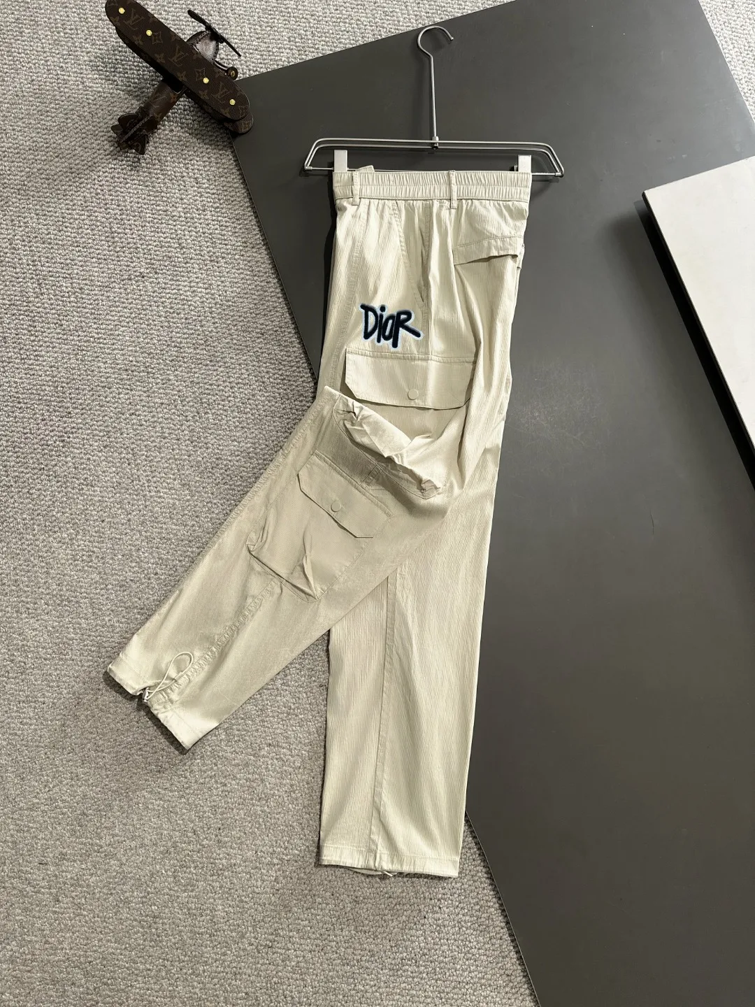 🅿️380 next day shipping Dior 2025 spring and summer new elastic band casual pants, thin counter custom fabrics, high breathability and comfort, impeccable details, brand element design concept, reflecting high quality. It feels delicate and soft! It presents a casual cut and the upper body shape is great! Size: M-4XL