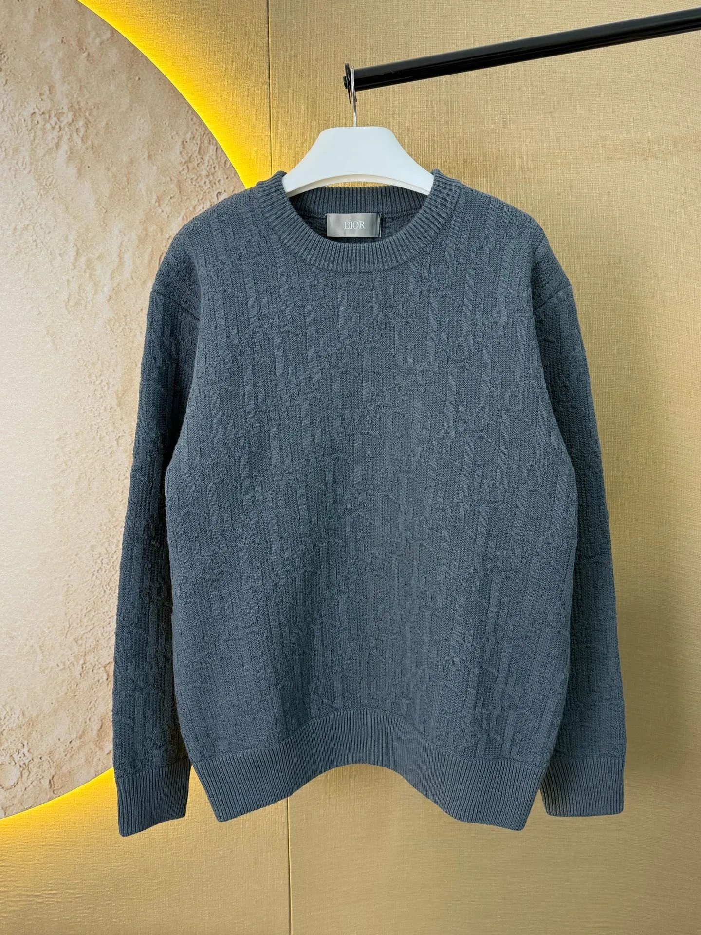 🅿️580 Dior/Dior Dark Pattern Presbyopia Sweater This sweater highlights Dior’s classic Oblique print. Crafted from gray cotton-blend jacquard in an oversized fit, it features ribbed details at the collar, cuffs and hem. Decorated with a tonal printed pattern throughout, subtle details enhance the style. Size: xs s m l