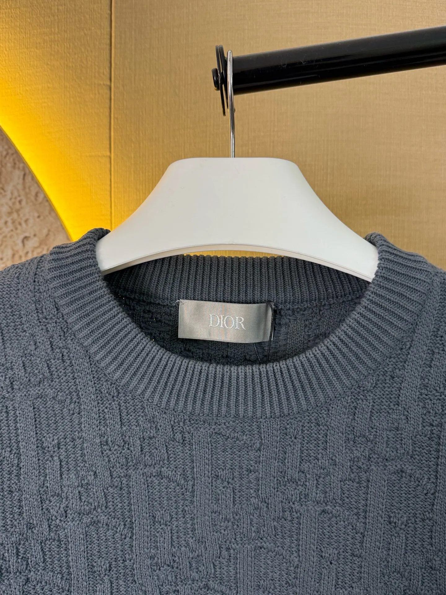 🅿️580 Dior/Dior Dark Pattern Presbyopia Sweater This sweater highlights Dior’s classic Oblique print. Crafted from gray cotton-blend jacquard in an oversized fit, it features ribbed details at the collar, cuffs and hem. Decorated with a tonal printed pattern throughout, subtle details enhance the style. Size: xs s m l