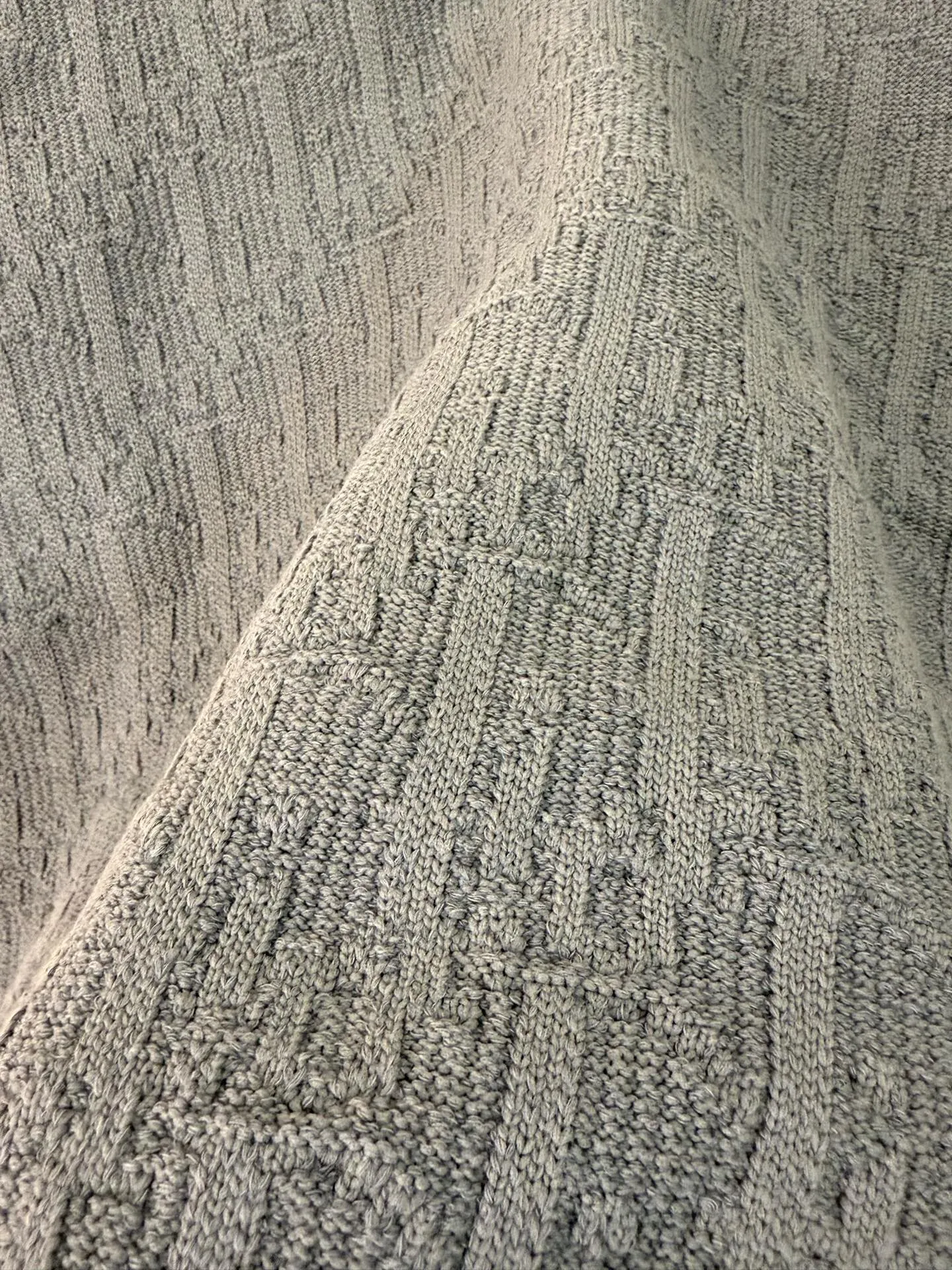 🅿️580 Dior/Dior Dark Pattern Presbyopia Sweater This sweater highlights Dior’s classic Oblique print. Crafted from gray cotton-blend jacquard in an oversized fit, it features ribbed details at the collar, cuffs and hem. Decorated with a tonal printed pattern throughout, subtle details enhance the style. Size: xs s m l