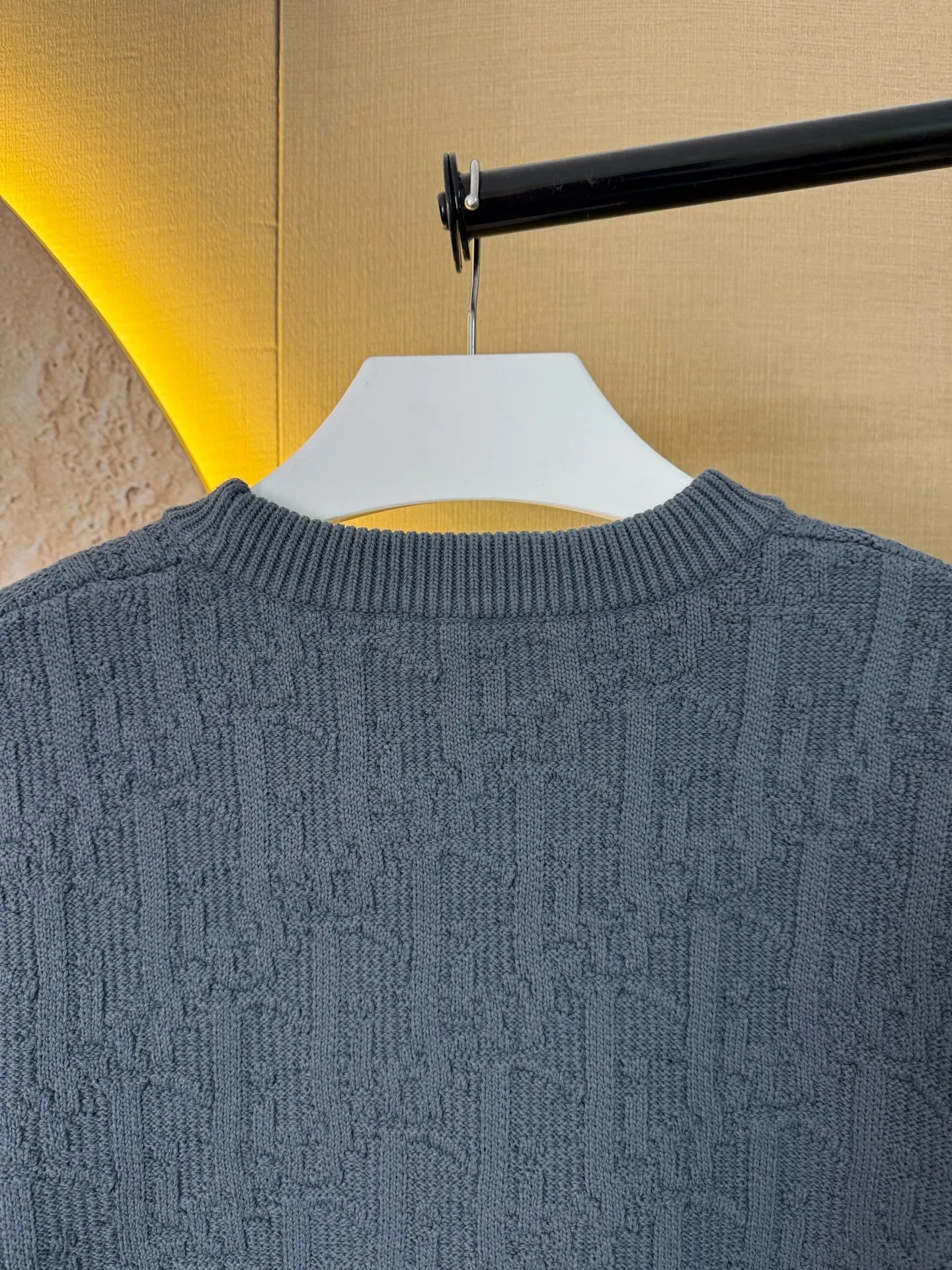 🅿️580 Dior/Dior Dark Pattern Presbyopia Sweater This sweater highlights Dior’s classic Oblique print. Crafted from gray cotton-blend jacquard in an oversized fit, it features ribbed details at the collar, cuffs and hem. Decorated with a tonal printed pattern throughout, subtle details enhance the style. Size: xs s m l