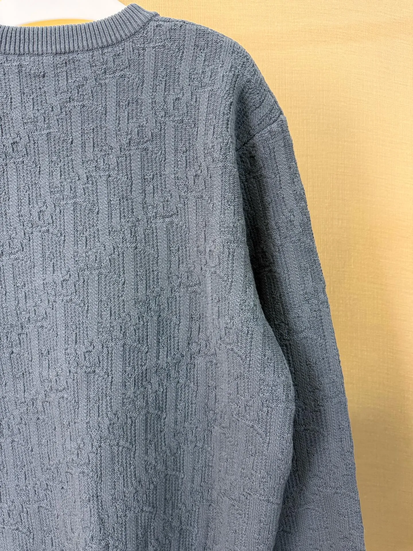 🅿️580 Dior/Dior Dark Pattern Presbyopia Sweater This sweater highlights Dior’s classic Oblique print. Crafted from gray cotton-blend jacquard in an oversized fit, it features ribbed details at the collar, cuffs and hem. Decorated with a tonal printed pattern throughout, subtle details enhance the style. Size: xs s m l