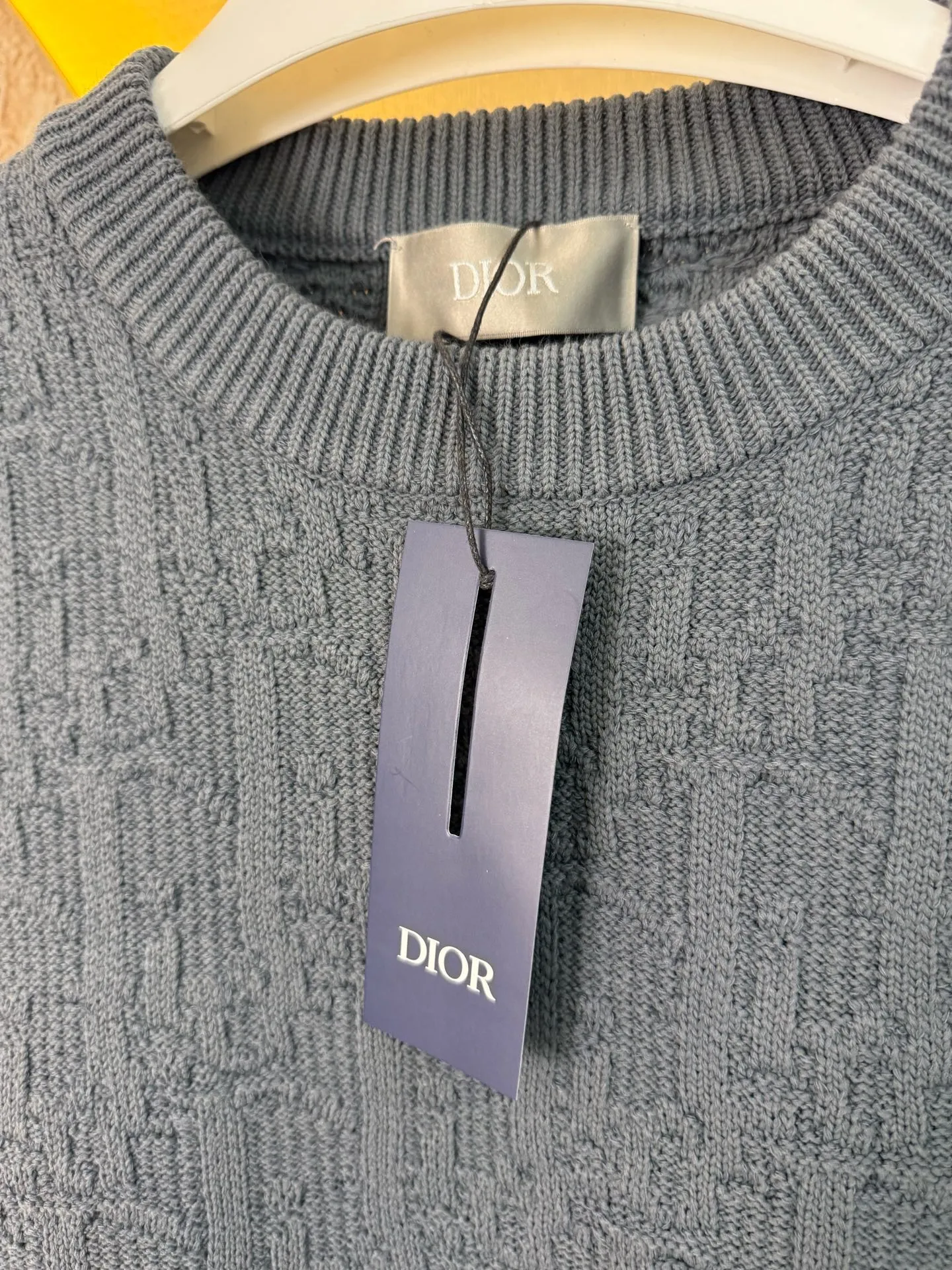 🅿️580 Dior/Dior Dark Pattern Presbyopia Sweater This sweater highlights Dior’s classic Oblique print. Crafted from gray cotton-blend jacquard in an oversized fit, it features ribbed details at the collar, cuffs and hem. Decorated with a tonal printed pattern throughout, subtle details enhance the style. Size: xs s m l