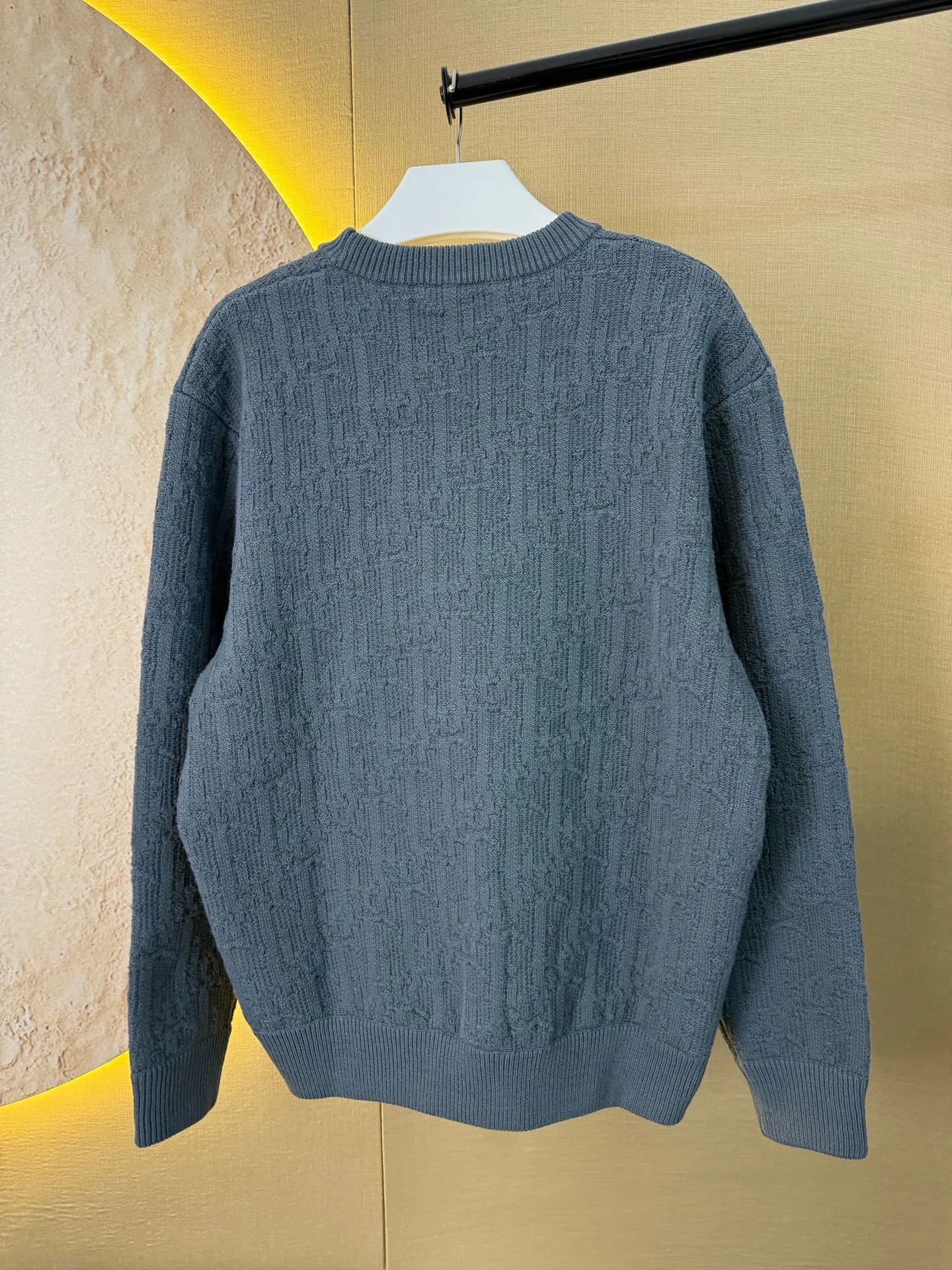 🅿️580 Dior/Dior Dark Pattern Presbyopia Sweater This sweater highlights Dior’s classic Oblique print. Crafted from gray cotton-blend jacquard in an oversized fit, it features ribbed details at the collar, cuffs and hem. Decorated with a tonal printed pattern throughout, subtle details enhance the style. Size: xs s m l