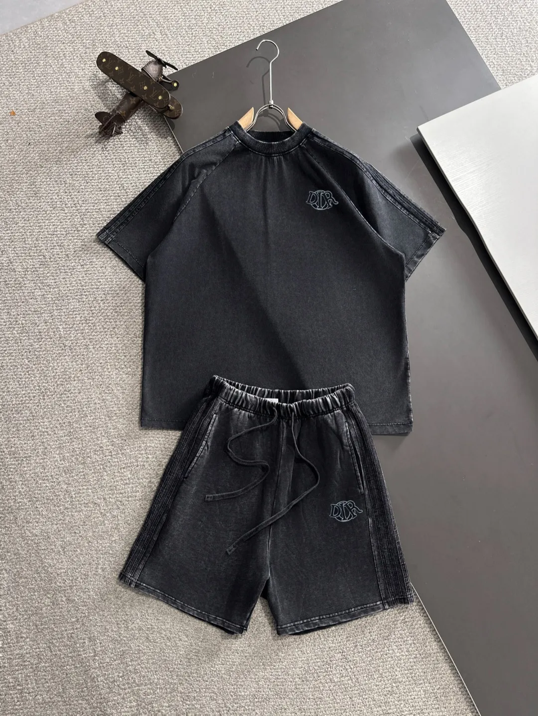 🅿️500 next day shipping DIOR/Dior high-end customization 2025 spring and summer new elastic band casual heavy industry washed suit, batik tripe sweat-absorbent and breathable, counter-customized fabric with high breathability and comfort, impeccable details, brand element design concept, reflecting high quality. It feels delicate and soft! It presents a casual cut and the upper body shape is great! Trading company channels are rare and available on the official website simultaneously! From a high-end men's positioning brand, high-end, low-key luxury taste, people can't refuse! Exquisite workmanship and impeccable quality! The overall style is simple, fashionable and timeless, fully meeting the requirements of stylish and tasteful dressing! Size: S-XXL