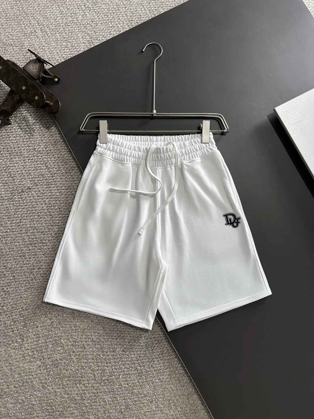 🅿️330 shipped next day, high quality DIOR/Dior 2025 spring and summer new casual solid color loose shorts with elastic band, two needle stitches at the hem of the trousers, fine and firm stitching, custom-made fabrics at the counter with high breathability and comfort, impeccable details, brand element design concept, reflecting high quality. It feels delicate and soft! It presents a casual cut and the upper body shape is great! Size: S-XXL
