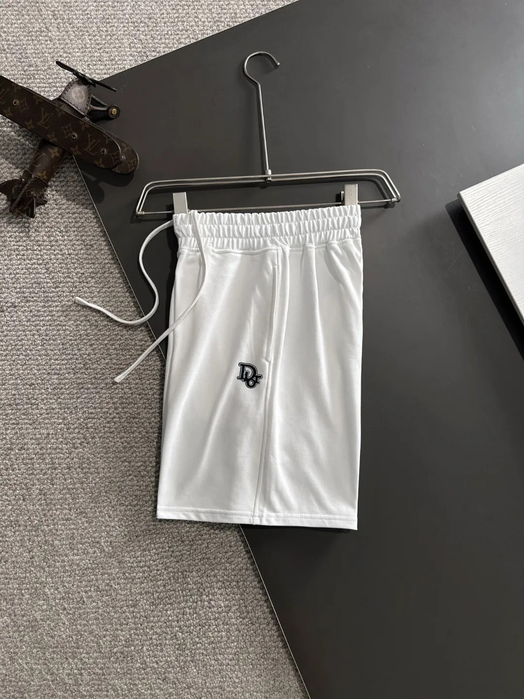 🅿️330 shipped next day, high quality DIOR/Dior 2025 spring and summer new casual solid color loose shorts with elastic band, two needle stitches at the hem of the trousers, fine and firm stitching, custom-made fabrics at the counter with high breathability and comfort, impeccable details, brand element design concept, reflecting high quality. It feels delicate and soft! It presents a casual cut and the upper body shape is great! Size: S-XXL