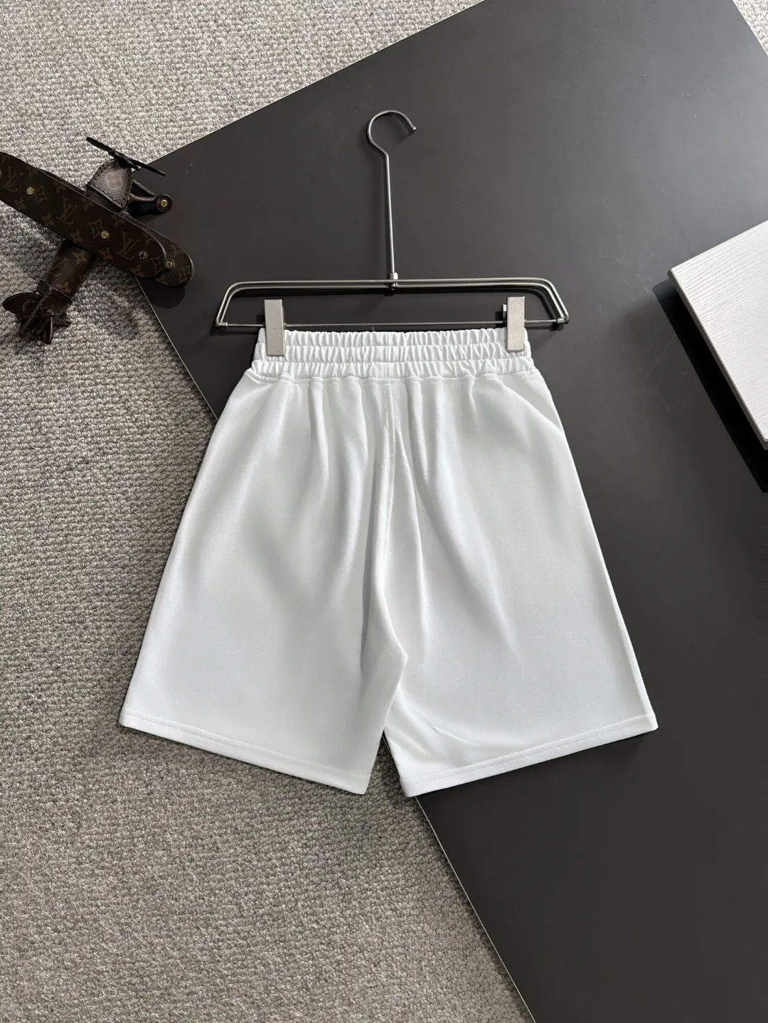 🅿️330 shipped next day, high quality DIOR/Dior 2025 spring and summer new casual solid color loose shorts with elastic band, two needle stitches at the hem of the trousers, fine and firm stitching, custom-made fabrics at the counter with high breathability and comfort, impeccable details, brand element design concept, reflecting high quality. It feels delicate and soft! It presents a casual cut and the upper body shape is great! Size: S-XXL