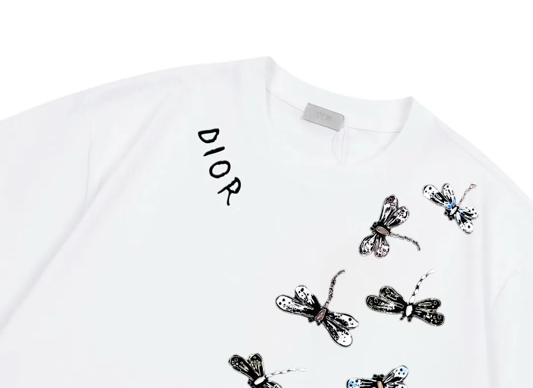 🅿️170 (arrives the next day) Dior 2025 new painted butterfly letter logo, same style for men and women, short-sleeved T-shirt ·Customized 280g 100% double yarn pure cotton fabric ·Dyeing 32 counts double-strand thread ·Collar tag, main mark and three labels complete Color: White Size: XS S M L