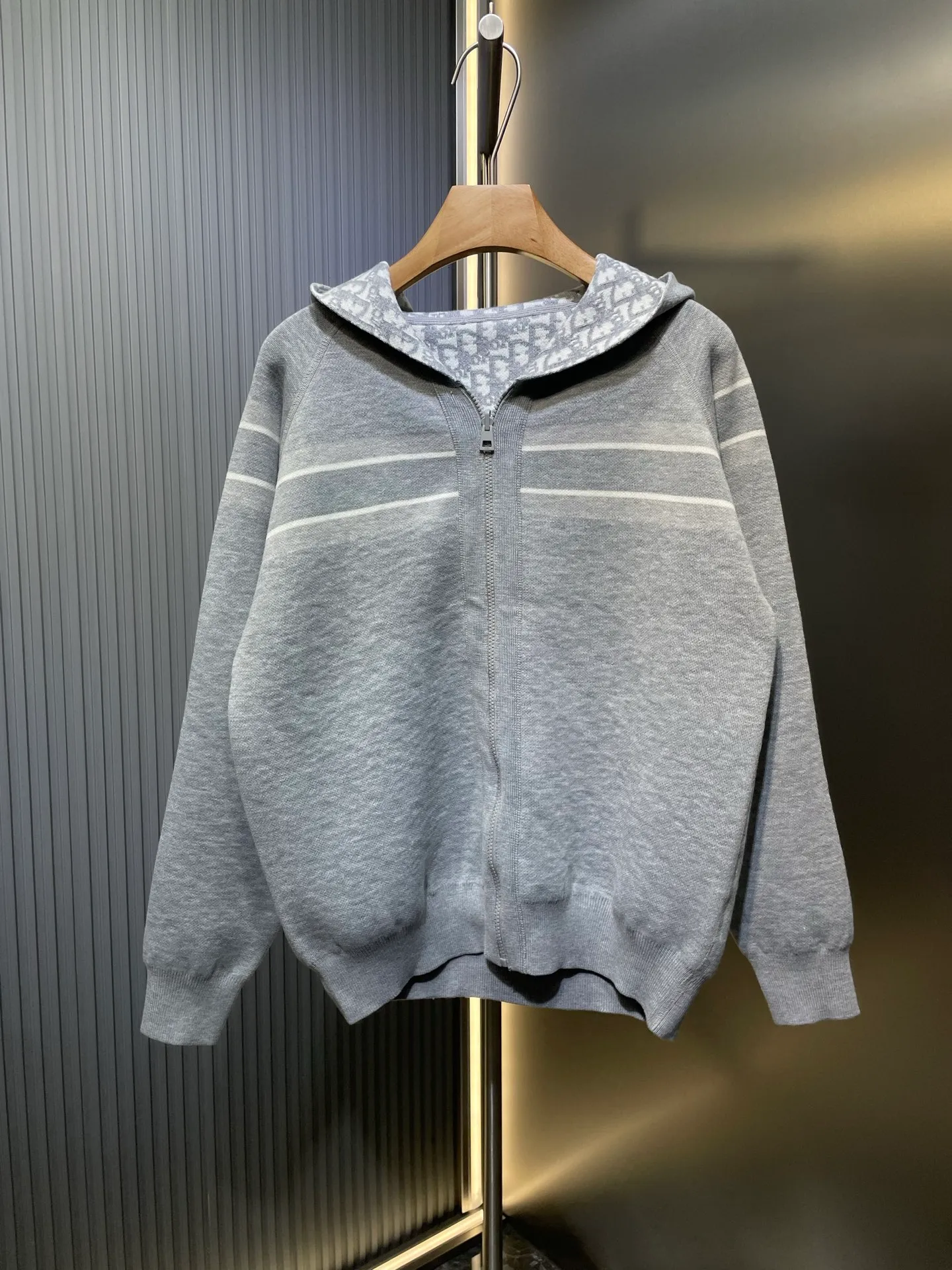 🅿️620 dior🌟【Top Replica】New autumn and winter new double-sided knitted sweater jacket hoodie made of ❗️98% cashmere➕2% nylon, double-sided knitted sweater, made of technical cashmere blend knitting, one side is navy blue and the other side is decorated with the iconic oblique print, the back stripe pattern is embellished with the "cistian" logo, fashionable and versatile size: s m l xl