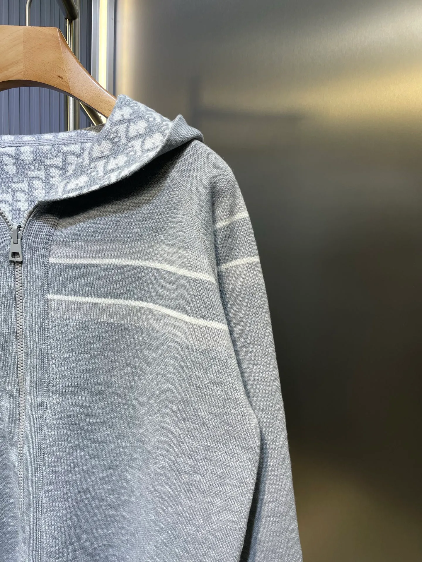 🅿️620 dior🌟【Top Replica】New autumn and winter new double-sided knitted sweater jacket hoodie made of ❗️98% cashmere➕2% nylon, double-sided knitted sweater, made of technical cashmere blend knitting, one side is navy blue and the other side is decorated with the iconic oblique print, the back stripe pattern is embellished with the "cistian" logo, fashionable and versatile size: s m l xl