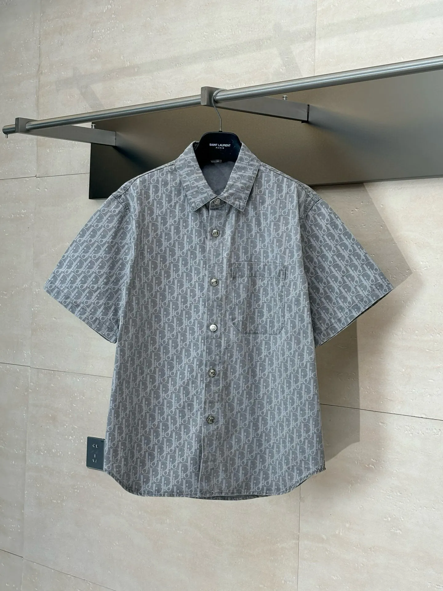 🅿️450 Dio*/Dior 25SS full-print jacquard short-sleeved shirt. The fabric letters are printed using a discharge printing process. The color of the original yarn is pulled out to white gray. It is not the so-called printed or jacquard fabric on the market. The fabric texture is thick and stiff, and it is not the soft and light material on the market. Pay attention to the distinction. The fabric characteristics are not easy to wrinkle. The dyeing yarn 100% restores the original color. Exclusively molded and custom-made aluminum buckles, which will not rust easily after being stored for a long time after washing. The letters "D1OR" on the small button on the pocket are clearly visible. The unique design of the notched lapels and the straight and loose fit not only retains the classic beauty of the lapels, but also gives the shirt a retro and casual atmosphere. A full set of new accessories are customized simultaneously, with perfect details. Size: 38/39/40/41
