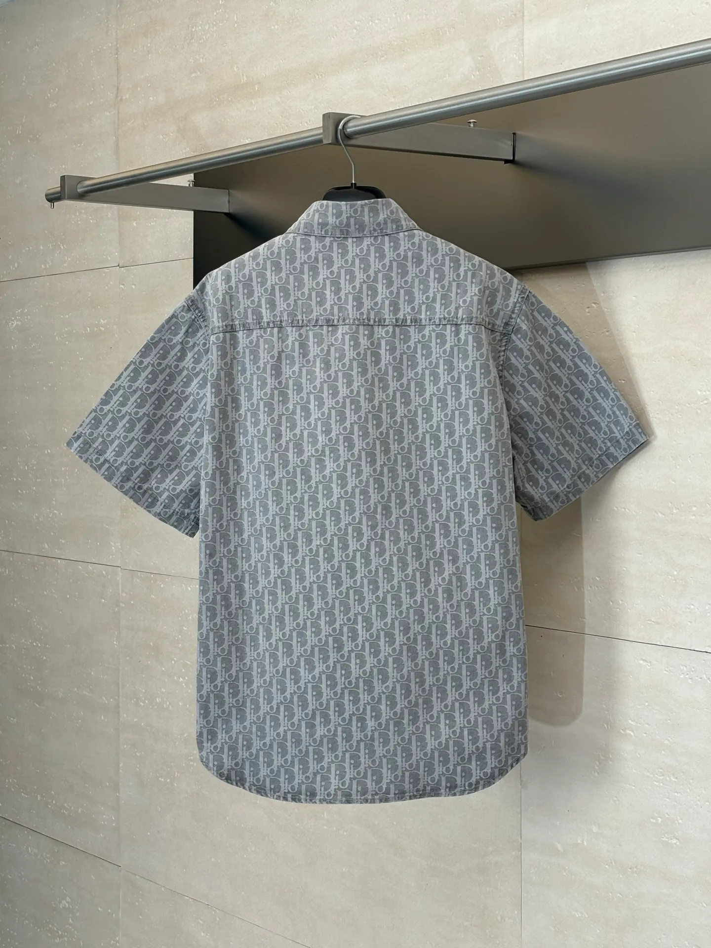 🅿️450 Dio*/Dior 25SS full-print jacquard short-sleeved shirt. The fabric letters are printed using a discharge printing process. The color of the original yarn is pulled out to white gray. It is not the so-called printed or jacquard fabric on the market. The fabric texture is thick and stiff, and it is not the soft and light material on the market. Pay attention to the distinction. The fabric characteristics are not easy to wrinkle. The dyeing yarn 100% restores the original color. Exclusively molded and custom-made aluminum buckles, which will not rust easily after being stored for a long time after washing. The letters "D1OR" on the small button on the pocket are clearly visible. The unique design of the notched lapels and the straight and loose fit not only retains the classic beauty of the lapels, but also gives the shirt a retro and casual atmosphere. A full set of new accessories are customized simultaneously, with perfect details. Size: 38/39/40/41