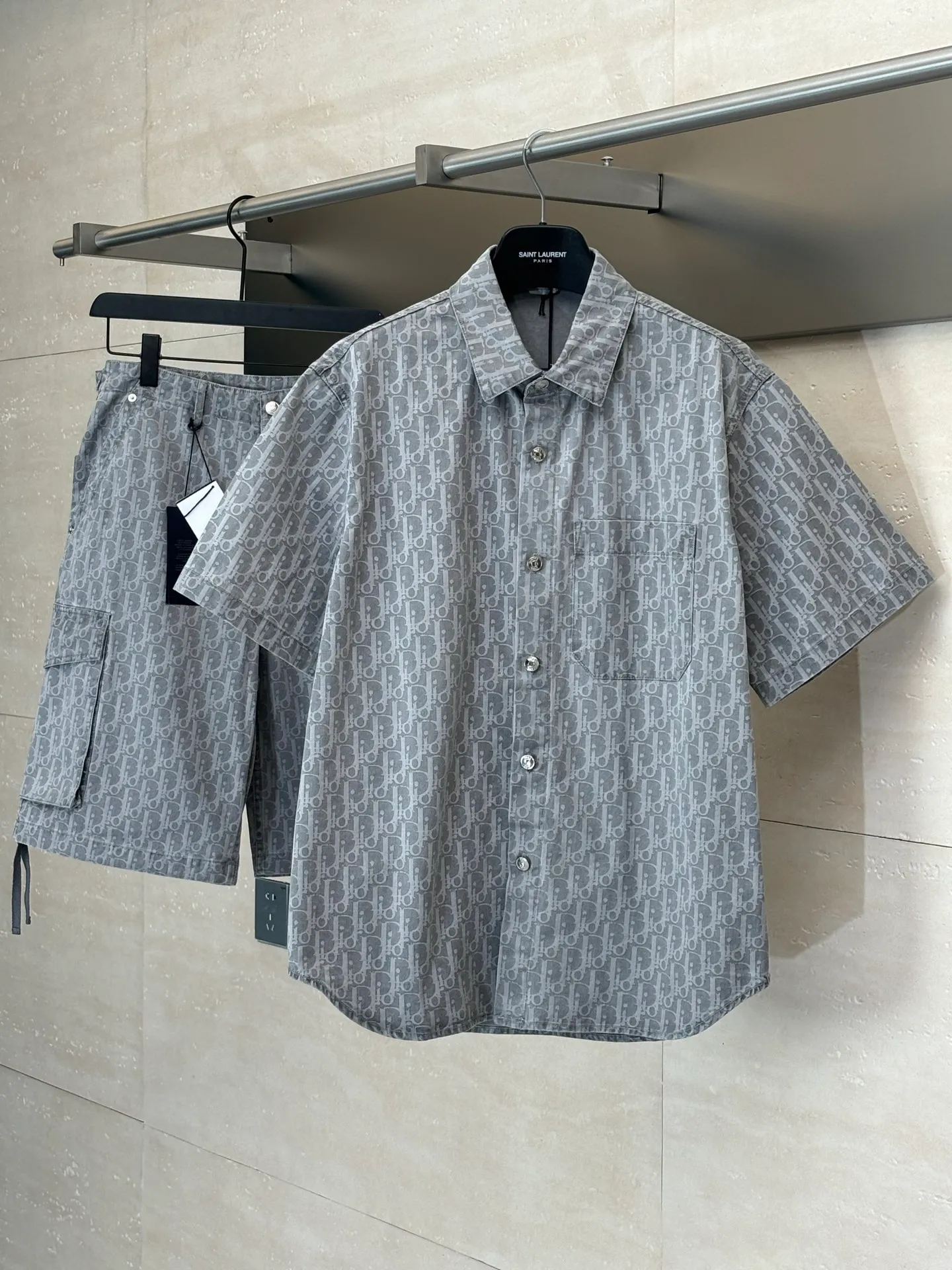 🅿️450 Dio*/Dior 25SS full-print jacquard short-sleeved shirt. The fabric letters are printed using a discharge printing process. The color of the original yarn is pulled out to white gray. It is not the so-called printed or jacquard fabric on the market. The fabric texture is thick and stiff, and it is not the soft and light material on the market. Pay attention to the distinction. The fabric characteristics are not easy to wrinkle. The dyeing yarn 100% restores the original color. Exclusively molded and custom-made aluminum buckles, which will not rust easily after being stored for a long time after washing. The letters "D1OR" on the small button on the pocket are clearly visible. The unique design of the notched lapels and the straight and loose fit not only retains the classic beauty of the lapels, but also gives the shirt a retro and casual atmosphere. A full set of new accessories are customized simultaneously, with perfect details. Size: 38/39/40/41