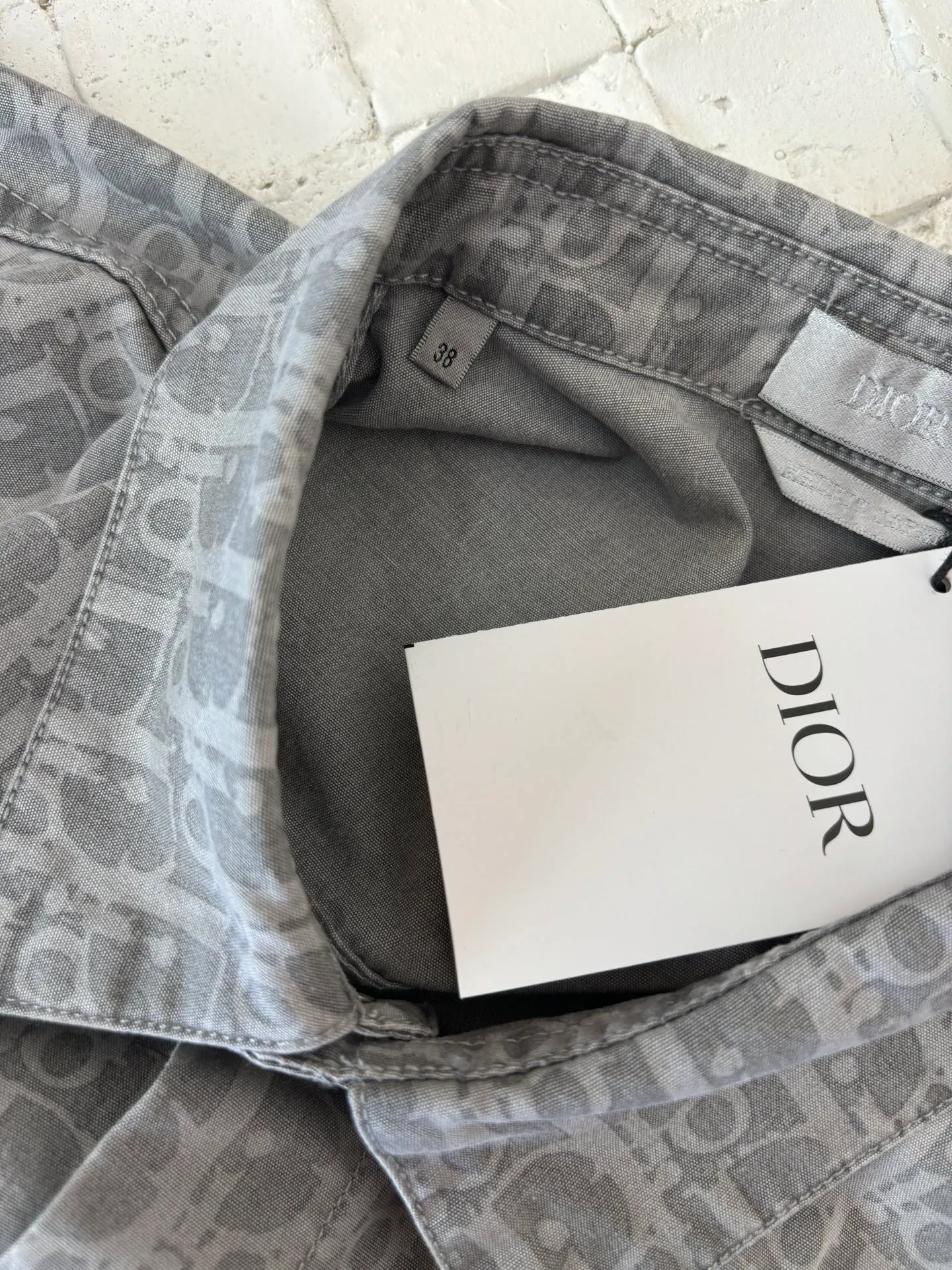 🅿️450 Dio*/Dior 25SS full-print jacquard short-sleeved shirt. The fabric letters are printed using a discharge printing process. The color of the original yarn is pulled out to white gray. It is not the so-called printed or jacquard fabric on the market. The fabric texture is thick and stiff, and it is not the soft and light material on the market. Pay attention to the distinction. The fabric characteristics are not easy to wrinkle. The dyeing yarn 100% restores the original color. Exclusively molded and custom-made aluminum buckles, which will not rust easily after being stored for a long time after washing. The letters "D1OR" on the small button on the pocket are clearly visible. The unique design of the notched lapels and the straight and loose fit not only retains the classic beauty of the lapels, but also gives the shirt a retro and casual atmosphere. A full set of new accessories are customized simultaneously, with perfect details. Size: 38/39/40/41