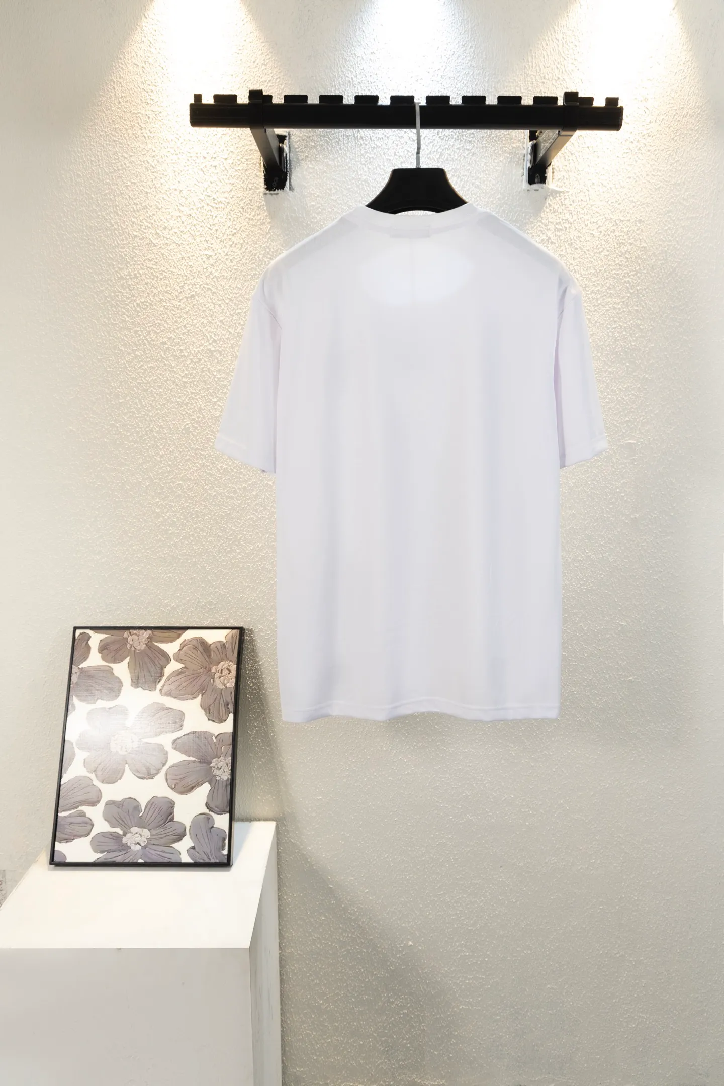 🅿️170 style number k8041 DIOR Dior embroidered letters‼ ️Short-sleeved T-shirt® is the same as the official website *Customized 280g cotton fabric, soft, skin-friendly and comfortable *CD letter logo embroidered on the front *A very simple and elegant one that is unparalleled in terms of upper body comfort, interpreting your luxury and taste, and creating your fashionable charm. ⚠️Washing method: It is recommended to dry clean or wrap the reverse side in a laundry bag and machine wash it quickly in cold water and let it dry naturally! ⚠️Same style for men and women 𝐂𝐎𝐋𝐎𝐔𝐑: white black 𝐒𝐈𝐙𝐄 XS S M L