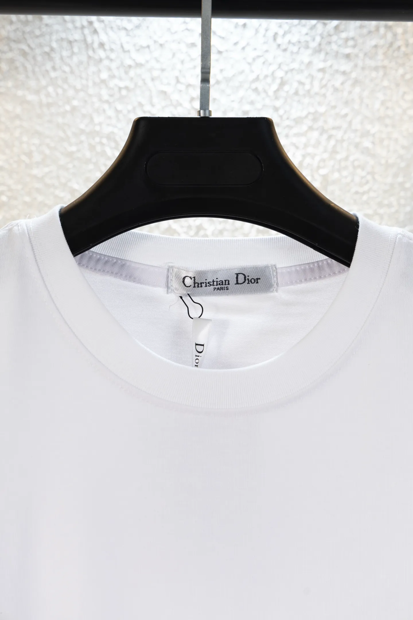 🅿️170 style number k8041 DIOR Dior embroidered letters‼ ️Short-sleeved T-shirt® is the same as the official website *Customized 280g cotton fabric, soft, skin-friendly and comfortable *CD letter logo embroidered on the front *A very simple and elegant one that is unparalleled in terms of upper body comfort, interpreting your luxury and taste, and creating your fashionable charm. ⚠️Washing method: It is recommended to dry clean or wrap the reverse side in a laundry bag and machine wash it quickly in cold water and let it dry naturally! ⚠️Same style for men and women 𝐂𝐎𝐋𝐎𝐔𝐑: white black 𝐒𝐈𝐙𝐄 XS S M L