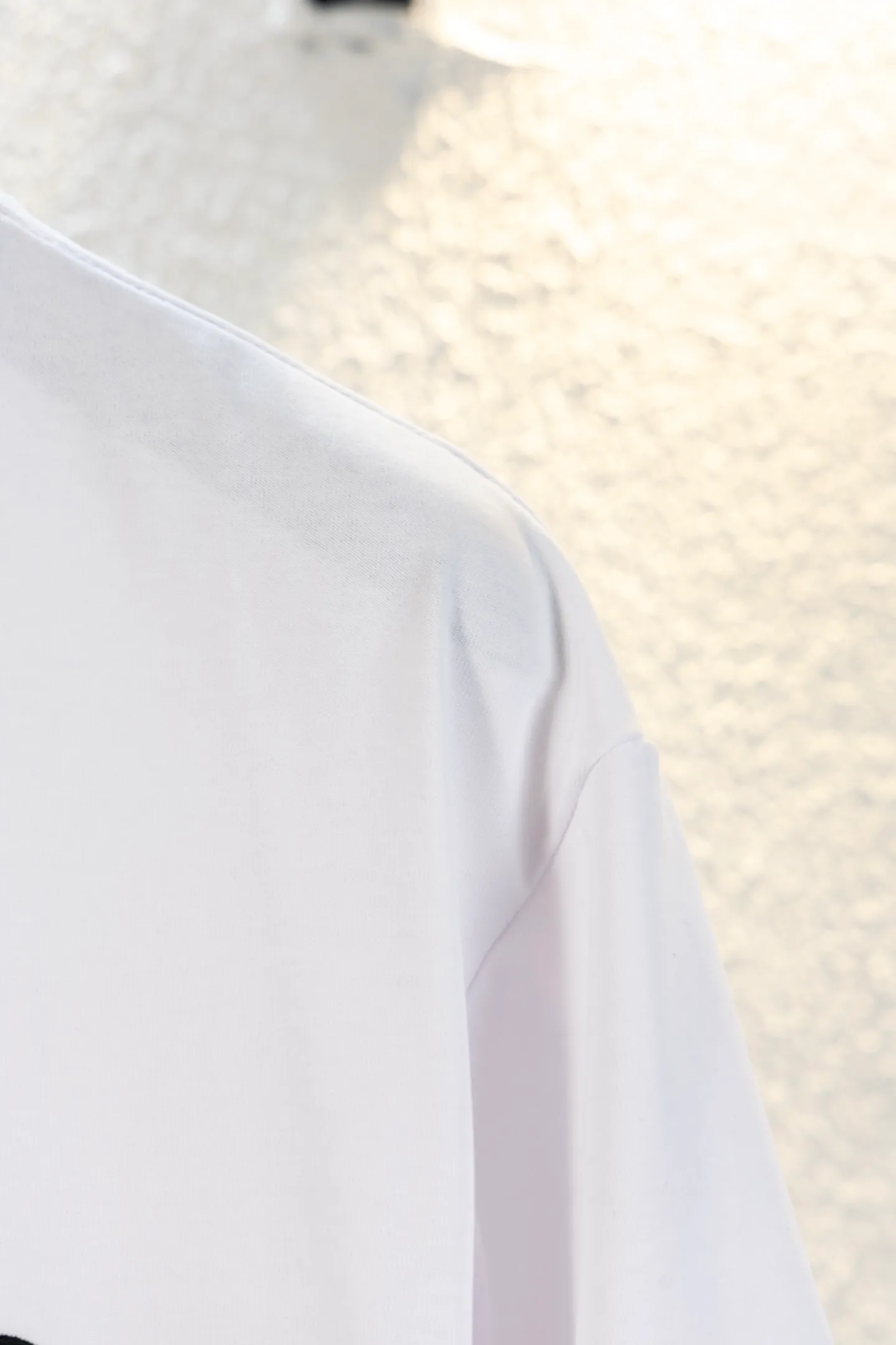 🅿️170 style number k8041 DIOR Dior embroidered letters‼ ️Short-sleeved T-shirt® is the same as the official website *Customized 280g cotton fabric, soft, skin-friendly and comfortable *CD letter logo embroidered on the front *A very simple and elegant one that is unparalleled in terms of upper body comfort, interpreting your luxury and taste, and creating your fashionable charm. ⚠️Washing method: It is recommended to dry clean or wrap the reverse side in a laundry bag and machine wash it quickly in cold water and let it dry naturally! ⚠️Same style for men and women 𝐂𝐎𝐋𝐎𝐔𝐑: white black 𝐒𝐈𝐙𝐄 XS S M L