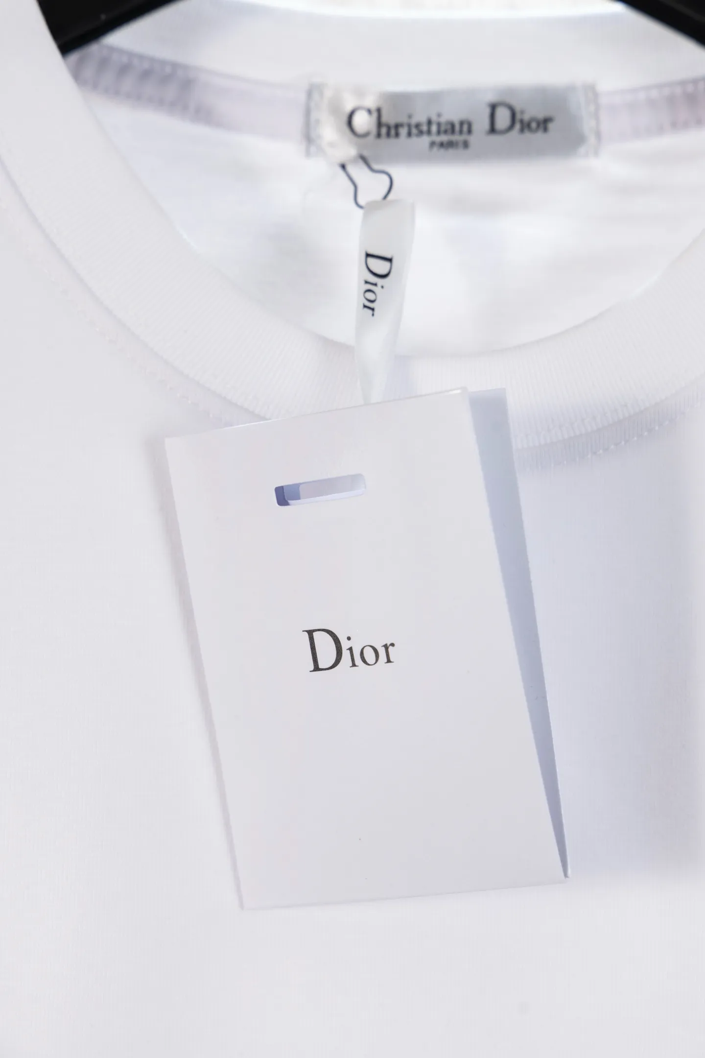 🅿️170 style number k8041 DIOR Dior embroidered letters‼ ️Short-sleeved T-shirt® is the same as the official website *Customized 280g cotton fabric, soft, skin-friendly and comfortable *CD letter logo embroidered on the front *A very simple and elegant one that is unparalleled in terms of upper body comfort, interpreting your luxury and taste, and creating your fashionable charm. ⚠️Washing method: It is recommended to dry clean or wrap the reverse side in a laundry bag and machine wash it quickly in cold water and let it dry naturally! ⚠️Same style for men and women 𝐂𝐎𝐋𝐎𝐔𝐑: white black 𝐒𝐈𝐙𝐄 XS S M L