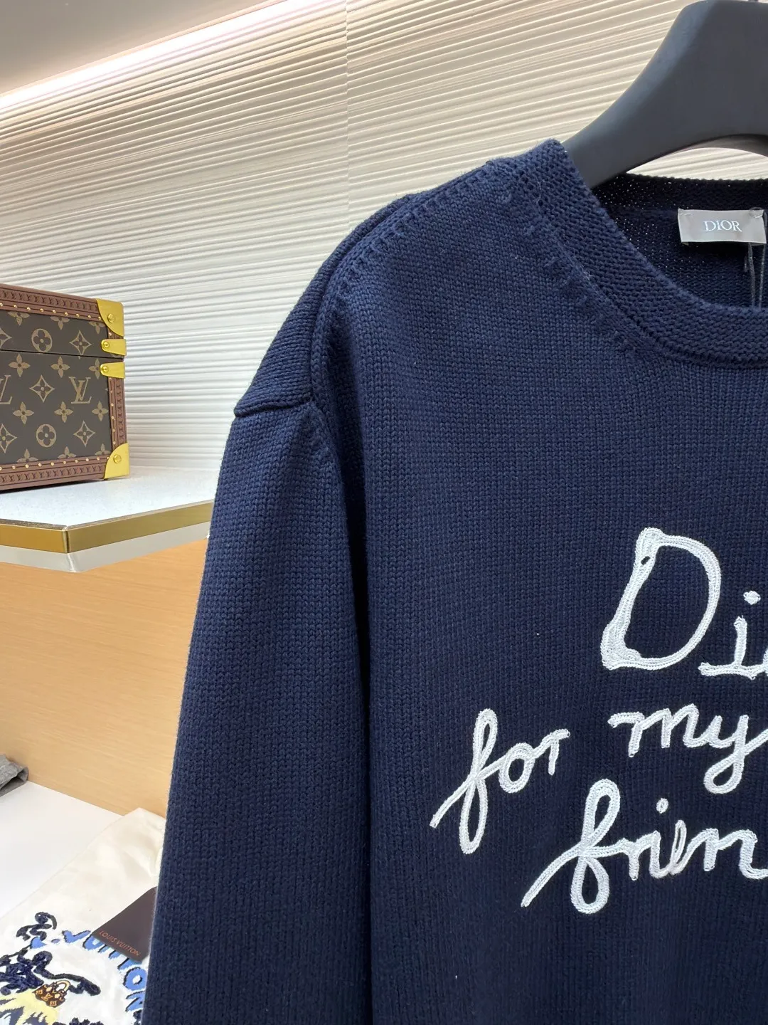 Dior friend embroidered knitted pullover ●Original version: Purchased and developed for 13500 ●Item number: 1681106-A95 ●Fabric: polyester fabric ●Technology: embroidery production ●Version: Loose fit ●Weight: about 695 grams ●Size: S-M-L-XL ●Description: Made of 40-count cotton yarn with 62% cotton content. It is mixed with 38% polyester. The two types of wool are mixed and woven to effectively make the upper body more three-dimensional. The embroidery uses wool yarn high-density embroidery technology, and the front numbers are all embroidered with the joint series LOGO. The number of stitches is about 12,000. The buttons are made of natural horn buttons with the brand's logo on them. This cardigan displays the Dior For My Real Friends logo from the DIOR AND HYLTON NEL collaboration. Crafted from white cotton-blend jersey with embroidery on the front and back, button fastening and ribbed trims. It can add style to any look. The overall wiring is straight and delicate, the fabric is comfortable and soft, and the color is consistent without color difference. It can be matched with the same style to create a fashionable look and control various occasions. Customized accessories, complete with three standards, same style for men and women!