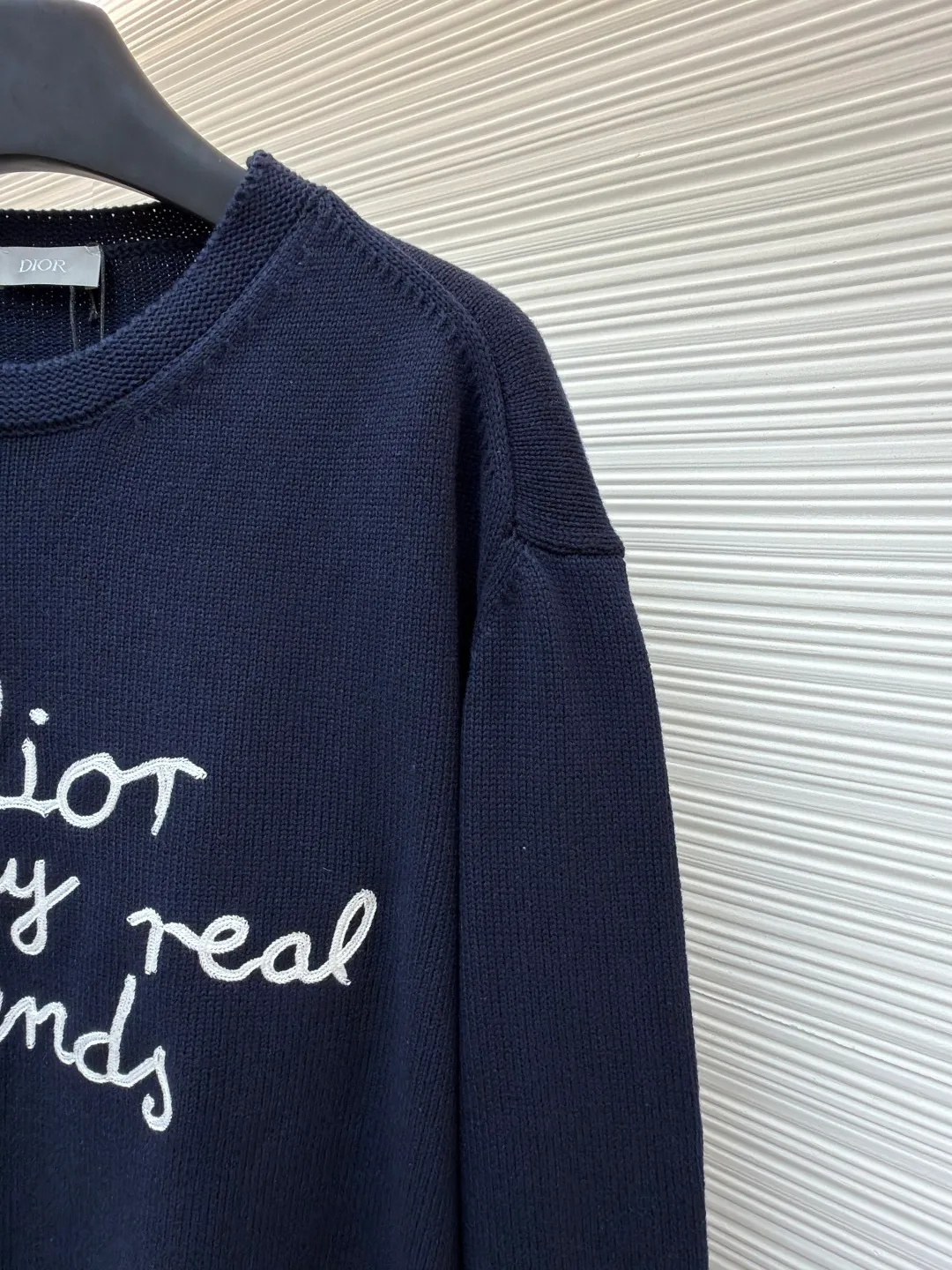 Dior friend embroidered knitted pullover ●Original version: Purchased and developed for 13500 ●Item number: 1681106-A95 ●Fabric: polyester fabric ●Technology: embroidery production ●Version: Loose fit ●Weight: about 695 grams ●Size: S-M-L-XL ●Description: Made of 40-count cotton yarn with 62% cotton content. It is mixed with 38% polyester. The two types of wool are mixed and woven to effectively make the upper body more three-dimensional. The embroidery uses wool yarn high-density embroidery technology, and the front numbers are all embroidered with the joint series LOGO. The number of stitches is about 12,000. The buttons are made of natural horn buttons with the brand's logo on them. This cardigan displays the Dior For My Real Friends logo from the DIOR AND HYLTON NEL collaboration. Crafted from white cotton-blend jersey with embroidery on the front and back, button fastening and ribbed trims. It can add style to any look. The overall wiring is straight and delicate, the fabric is comfortable and soft, and the color is consistent without color difference. It can be matched with the same style to create a fashionable look and control various occasions. Customized accessories, complete with three standards, same style for men and women!