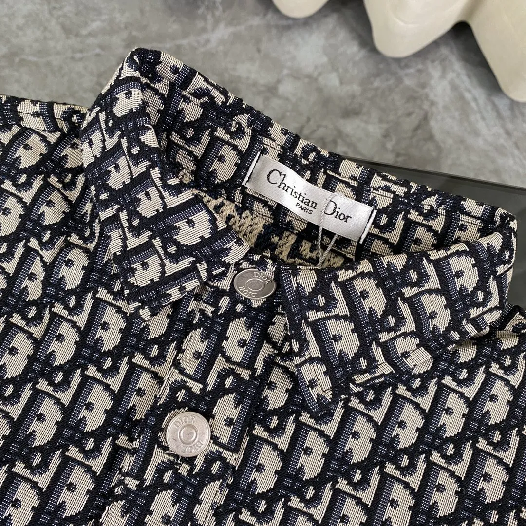 🅿️300 Dior/Dior all-over printed jacquard webbing denim jacket jacket shirt top Fabric: Custom-woven and custom-dyed jacquard fabric Heavy-duty washed upper body Three-dimensional tailoring Workmanship: Large factory workmanship Neat routing Perfect details High-end quality Iconic brand logo webbing on the back Refuse to bump into shirts Stand out and highlight the brand effect Size: S M L XL