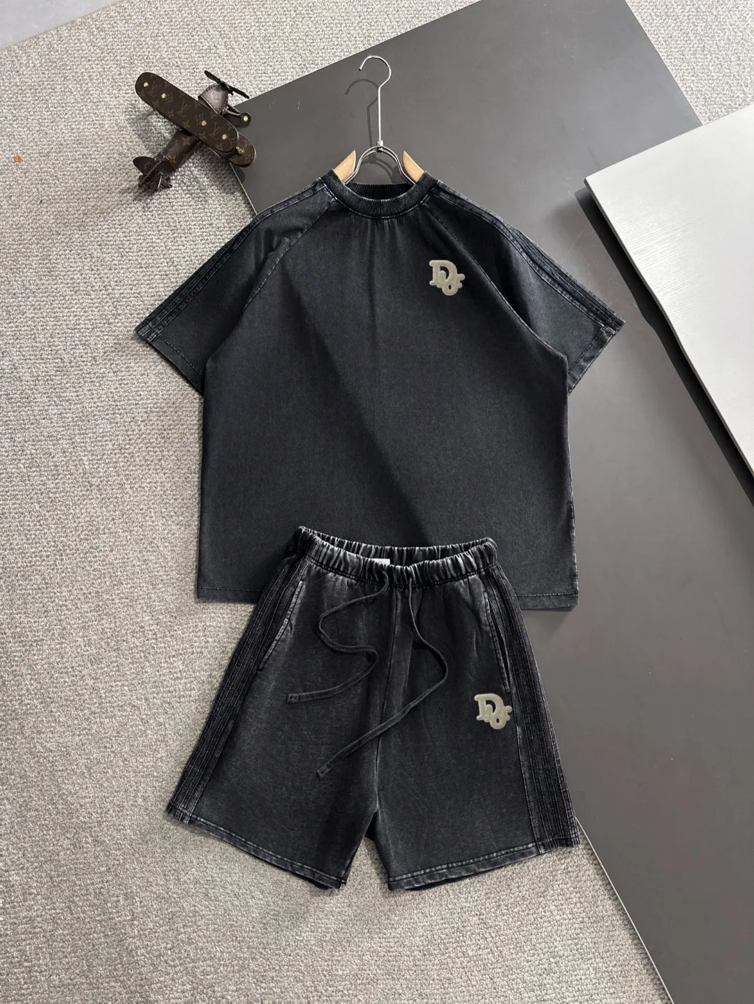 🅿️500 next day shipping DIOR/Dior high quality 2025 spring and summer new elastic band casual heavy industry washed suit, batik tripe sweat-absorbent and breathable, counter-customized fabric with high breathability and comfort, impeccable details, brand element design concept, reflecting high quality. It feels delicate and soft! It presents a casual cut and the upper body shape is great! Trading company channels are rare and available on the official website simultaneously! From a high-end men's positioning brand, high-end, low-key luxury taste, people can't refuse! Exquisite workmanship and impeccable quality! The overall style is simple, fashionable and timeless, fully meeting the requirements of stylish and tasteful dressing! Size: S-XXL