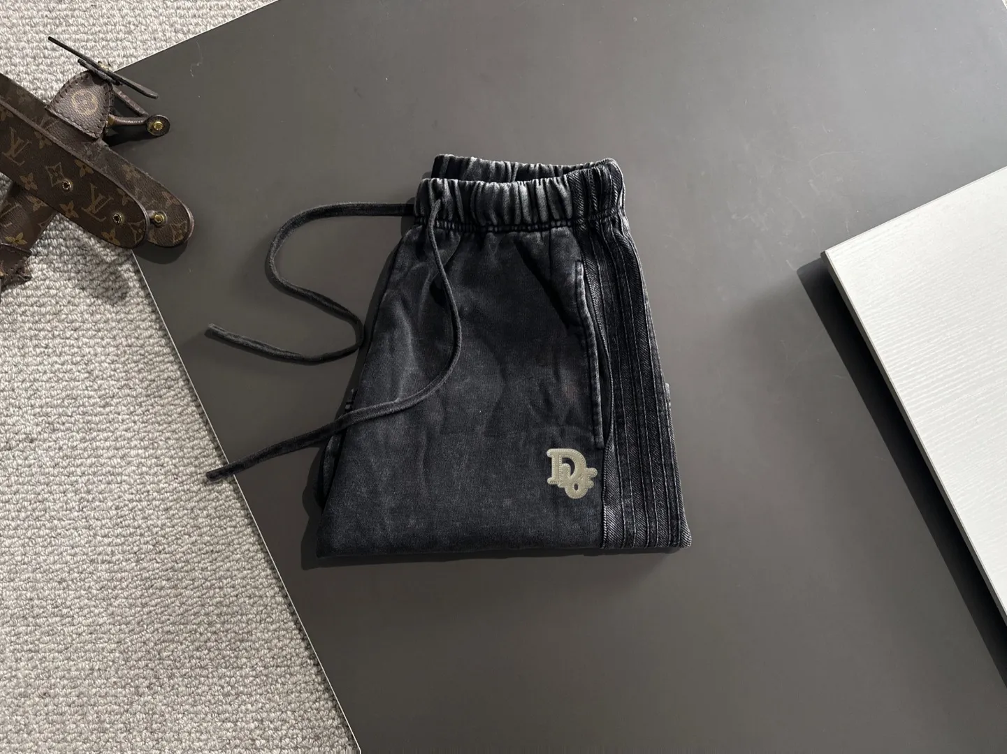 🅿️500 next day shipping DIOR/Dior high quality 2025 spring and summer new elastic band casual heavy industry washed suit, batik tripe sweat-absorbent and breathable, counter-customized fabric with high breathability and comfort, impeccable details, brand element design concept, reflecting high quality. It feels delicate and soft! It presents a casual cut and the upper body shape is great! Trading company channels are rare and available on the official website simultaneously! From a high-end men's positioning brand, high-end, low-key luxury taste, people can't refuse! Exquisite workmanship and impeccable quality! The overall style is simple, fashionable and timeless, fully meeting the requirements of stylish and tasteful dressing! Size: S-XXL