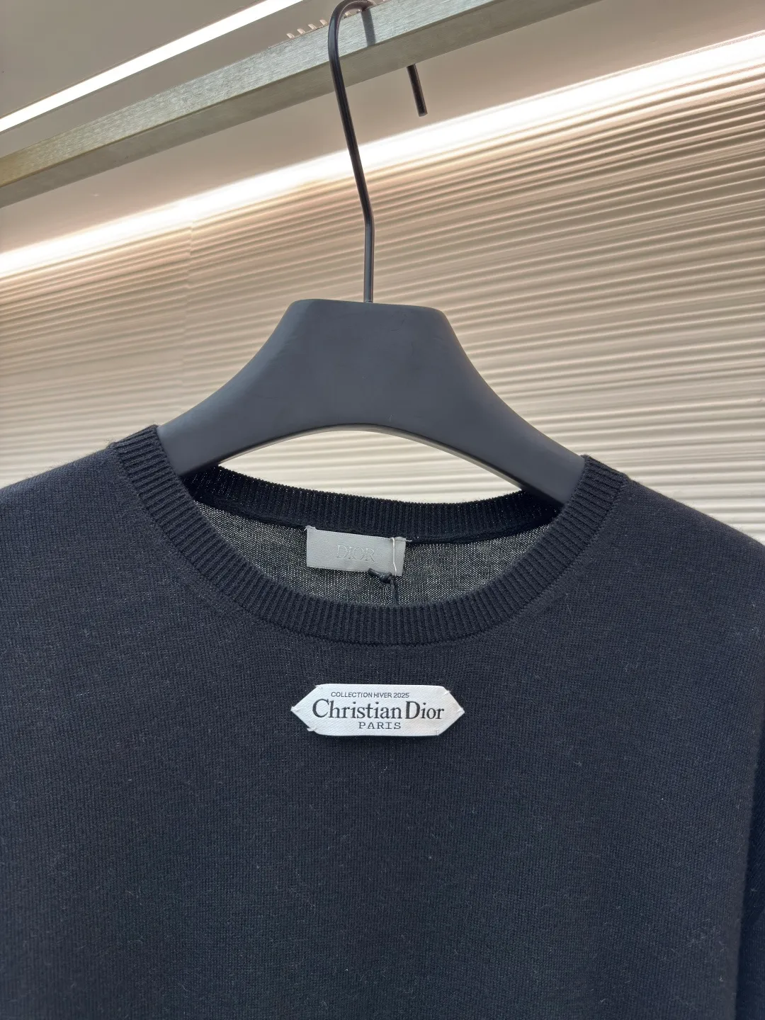 Dior small label round neck woolen long sleeves ●Original version: Purchased and developed by 7113 ●Item number: 1680716-A60 ●Material: wool fabric ●Technology: knitted production ●Version: fitted version ●Weight: about 240 grams ●Size: XS-S-M-L ●Description: Selected color-matched dyed wool knitted plain fabric, the plain knitted structure ensures the fabric is tight and flat and has good elasticity, and is not easy to loose and deform. The high-grade wool material brings an extremely soft, skin-friendly and delicate touch, while also having natural warmth and breathability. The unique glossy and soft texture fully reflects the texture of the fabric. "Paris" on the label emphasizes the brand's French origins and fashion tradition; it is presented through the jacquard woven label process, reflecting the brand's pursuit of advanced craftsmanship and classic aesthetics. The brand text/pattern is woven directly into the label through a digital jacquard loom. The texture is clear and the edges are burr-free. Compared with ordinary printed labels, it is more three-dimensional and durable. Made of high-count cotton material, it ensures a soft touch while maintaining stiffness; the classic white background is interspersed with black text, which enhances the quality through the luster of the yarn itself. Rib knitting technology is applied to the round neck, cuffs and hem to provide excellent elastic recovery; ensuring that these key parts will not loosen easily after long-term wear and remain crisp and stylish. The overall shape is likely to be a classic fit or a slightly loose cut, which is designed to ensure comfort and smoothly outline the silhouette. The overall wiring is straight and delicate, the fabric is comfortable and soft, and the color is consistent without color difference. It can be matched with the same style to create a fashionable look and control various occasions. Customized accessories, complete with three standards, same style for men and women!