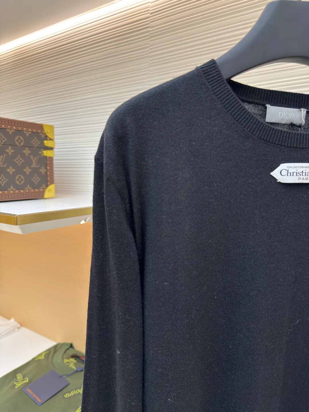 Dior small label round neck woolen long sleeves ●Original version: Purchased and developed by 7113 ●Item number: 1680716-A60 ●Material: wool fabric ●Technology: knitted production ●Version: fitted version ●Weight: about 240 grams ●Size: XS-S-M-L ●Description: Selected color-matched dyed wool knitted plain fabric, the plain knitted structure ensures the fabric is tight and flat and has good elasticity, and is not easy to loose and deform. The high-grade wool material brings an extremely soft, skin-friendly and delicate touch, while also having natural warmth and breathability. The unique glossy and soft texture fully reflects the texture of the fabric. "Paris" on the label emphasizes the brand's French origins and fashion tradition; it is presented through the jacquard woven label process, reflecting the brand's pursuit of advanced craftsmanship and classic aesthetics. The brand text/pattern is woven directly into the label through a digital jacquard loom. The texture is clear and the edges are burr-free. Compared with ordinary printed labels, it is more three-dimensional and durable. Made of high-count cotton material, it ensures a soft touch while maintaining stiffness; the classic white background is interspersed with black text, which enhances the quality through the luster of the yarn itself. Rib knitting technology is applied to the round neck, cuffs and hem to provide excellent elastic recovery; ensuring that these key parts will not loosen easily after long-term wear and remain crisp and stylish. The overall shape is likely to be a classic fit or a slightly loose cut, which is designed to ensure comfort and smoothly outline the silhouette. The overall wiring is straight and delicate, the fabric is comfortable and soft, and the color is consistent without color difference. It can be matched with the same style to create a fashionable look and control various occasions. Customized accessories, complete with three standards, same style for men and women!