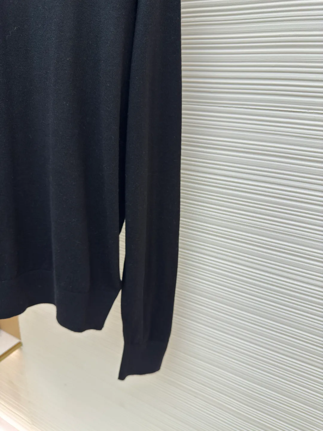 Dior small label round neck woolen long sleeves ●Original version: Purchased and developed by 7113 ●Item number: 1680716-A60 ●Material: wool fabric ●Technology: knitted production ●Version: fitted version ●Weight: about 240 grams ●Size: XS-S-M-L ●Description: Selected color-matched dyed wool knitted plain fabric, the plain knitted structure ensures the fabric is tight and flat and has good elasticity, and is not easy to loose and deform. The high-grade wool material brings an extremely soft, skin-friendly and delicate touch, while also having natural warmth and breathability. The unique glossy and soft texture fully reflects the texture of the fabric. "Paris" on the label emphasizes the brand's French origins and fashion tradition; it is presented through the jacquard woven label process, reflecting the brand's pursuit of advanced craftsmanship and classic aesthetics. The brand text/pattern is woven directly into the label through a digital jacquard loom. The texture is clear and the edges are burr-free. Compared with ordinary printed labels, it is more three-dimensional and durable. Made of high-count cotton material, it ensures a soft touch while maintaining stiffness; the classic white background is interspersed with black text, which enhances the quality through the luster of the yarn itself. Rib knitting technology is applied to the round neck, cuffs and hem to provide excellent elastic recovery; ensuring that these key parts will not loosen easily after long-term wear and remain crisp and stylish. The overall shape is likely to be a classic fit or a slightly loose cut, which is designed to ensure comfort and smoothly outline the silhouette. The overall wiring is straight and delicate, the fabric is comfortable and soft, and the color is consistent without color difference. It can be matched with the same style to create a fashionable look and control various occasions. Customized accessories, complete with three standards, same style for men and women!