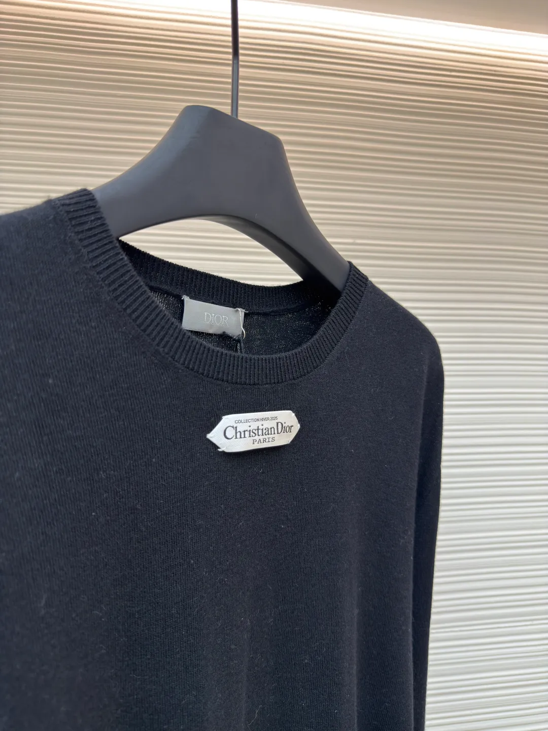 Dior small label round neck woolen long sleeves ●Original version: Purchased and developed by 7113 ●Item number: 1680716-A60 ●Material: wool fabric ●Technology: knitted production ●Version: fitted version ●Weight: about 240 grams ●Size: XS-S-M-L ●Description: Selected color-matched dyed wool knitted plain fabric, the plain knitted structure ensures the fabric is tight and flat and has good elasticity, and is not easy to loose and deform. The high-grade wool material brings an extremely soft, skin-friendly and delicate touch, while also having natural warmth and breathability. The unique glossy and soft texture fully reflects the texture of the fabric. "Paris" on the label emphasizes the brand's French origins and fashion tradition; it is presented through the jacquard woven label process, reflecting the brand's pursuit of advanced craftsmanship and classic aesthetics. The brand text/pattern is woven directly into the label through a digital jacquard loom. The texture is clear and the edges are burr-free. Compared with ordinary printed labels, it is more three-dimensional and durable. Made of high-count cotton material, it ensures a soft touch while maintaining stiffness; the classic white background is interspersed with black text, which enhances the quality through the luster of the yarn itself. Rib knitting technology is applied to the round neck, cuffs and hem to provide excellent elastic recovery; ensuring that these key parts will not loosen easily after long-term wear and remain crisp and stylish. The overall shape is likely to be a classic fit or a slightly loose cut, which is designed to ensure comfort and smoothly outline the silhouette. The overall wiring is straight and delicate, the fabric is comfortable and soft, and the color is consistent without color difference. It can be matched with the same style to create a fashionable look and control various occasions. Customized accessories, complete with three standards, same style for men and women!