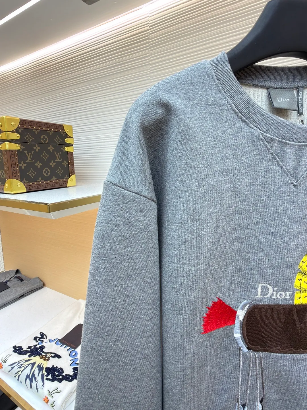 Dior horse embroidery round neck sweatshirt ●Original version: purchased and developed by 13941 ●Item number: 1682562-A70 ●Fabric: cotton fleece fabric ●Technology: embroidery production ●Color: gray ●Version: fitted version ●Weight: about 590 grams ●Size: XS-S-M-L ●Description: This product adopts a terry fabric structure of 26-count double yarn surface + 10-count yarn base, with a weight of 380g/㎡; the matching 21-count 1x1 rib also weighs 470g/㎡, and is used for the collar, cuffs and hem, and is a heavyweight sweatshirt fabric. The 26-count double yarn forms a smooth and delicate outer surface of the fabric, ensuring good color fastness. The 10-count yarn base is precision brushed to form a layer of rich, dense skin-friendly velvet on the inside of the fabric, providing excellent warmth and soft wrapping. The extremely high weight of the rib ensures the ultimate thickness, stiffness and deformation resistance of these closing parts; together with the body, it builds a full three-dimensional silhouette, and the gray color highlights the texture and high-end sense of the fabric. Environmentally friendly elastic glue printing: Printing the background of the pony pattern. This printing process is characterized by bright colors, strong coverage, and the elastic glue can stretch with the fabric without cracking, and the touch is relatively soft. Its function is to provide a large-area, flat color base and design framework for the entire pattern. Needle embroidery achieves three-dimensional reshaping of the pattern by superimposing high-density straight stitches on the printing base. It uses multi-color embroidery thread at an extreme density to continuously fill the outline and structure, accurately shaping the image and completing the color transition by changing threads. The overall wiring is straight and delicate, the fabric is comfortable and soft, and the color is consistent without color difference. It can be matched with the same style to create a fashionable look and control various occasions. Customized accessories, complete with three standards, same style for men and women!