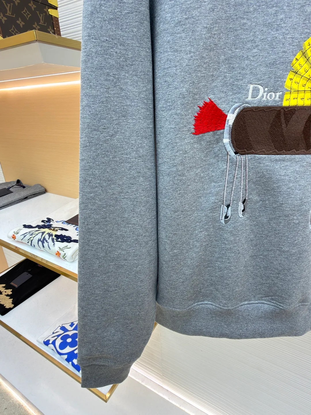Dior horse embroidery round neck sweatshirt ●Original version: purchased and developed by 13941 ●Item number: 1682562-A70 ●Fabric: cotton fleece fabric ●Technology: embroidery production ●Color: gray ●Version: fitted version ●Weight: about 590 grams ●Size: XS-S-M-L ●Description: This product adopts a terry fabric structure of 26-count double yarn surface + 10-count yarn base, with a weight of 380g/㎡; the matching 21-count 1x1 rib also weighs 470g/㎡, and is used for the collar, cuffs and hem, and is a heavyweight sweatshirt fabric. The 26-count double yarn forms a smooth and delicate outer surface of the fabric, ensuring good color fastness. The 10-count yarn base is precision brushed to form a layer of rich, dense skin-friendly velvet on the inside of the fabric, providing excellent warmth and soft wrapping. The extremely high weight of the rib ensures the ultimate thickness, stiffness and deformation resistance of these closing parts; together with the body, it builds a full three-dimensional silhouette, and the gray color highlights the texture and high-end sense of the fabric. Environmentally friendly elastic glue printing: Printing the background of the pony pattern. This printing process is characterized by bright colors, strong coverage, and the elastic glue can stretch with the fabric without cracking, and the touch is relatively soft. Its function is to provide a large-area, flat color base and design framework for the entire pattern. Needle embroidery achieves three-dimensional reshaping of the pattern by superimposing high-density straight stitches on the printing base. It uses multi-color embroidery thread at an extreme density to continuously fill the outline and structure, accurately shaping the image and completing the color transition by changing threads. The overall wiring is straight and delicate, the fabric is comfortable and soft, and the color is consistent without color difference. It can be matched with the same style to create a fashionable look and control various occasions. Customized accessories, complete with three standards, same style for men and women!