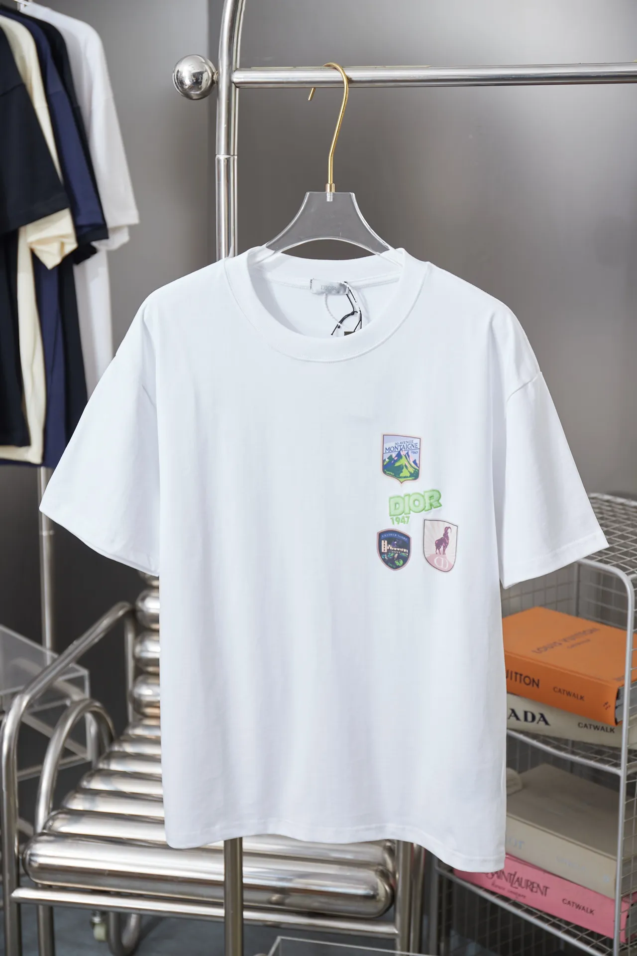 🅿️180 D＊or CD 25SS early spring new style joint series embroidered logo icon printed short sleeves light luxury essential item for daily commuting for men and women correct version welcome to compare detailed features · 320g 100% pure cotton double yarn jersey fabric · Custom dyed in the same cylinder, special thickened 32 double-ply 1X1 threads . Imported Tajima machine embroidered letter logo · Manual hand-printed screen icon pattern printing · Double-needle stitching and cross-stitch technology · Original main mark, washed tag, branded moisture-proof paper packaging Color: White/Black Size: S/M/L/XL
