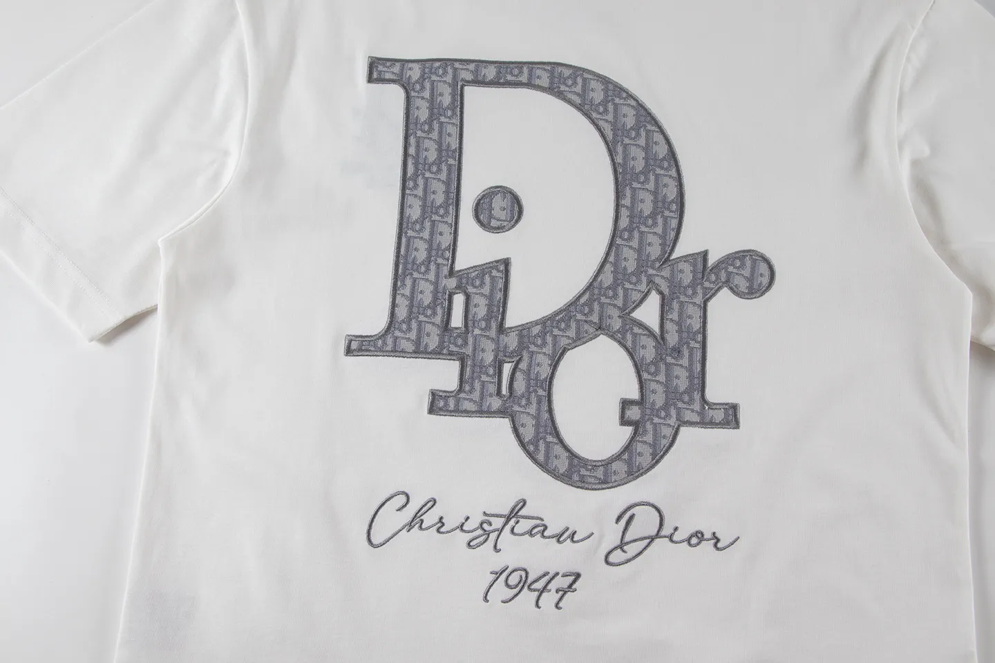 🅿️180 Dior*2026 latest short-sleeved material: high version 300g double yarn combed cotton Size: S M L XL Color: black white Style number: W2639