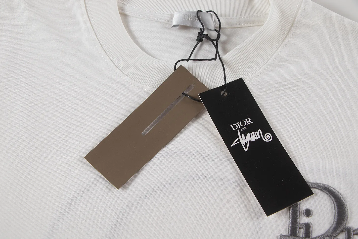 🅿️180 Dior*2026 latest short-sleeved material: high version 300g double yarn combed cotton Size: S M L XL Color: black white Style number: W2639