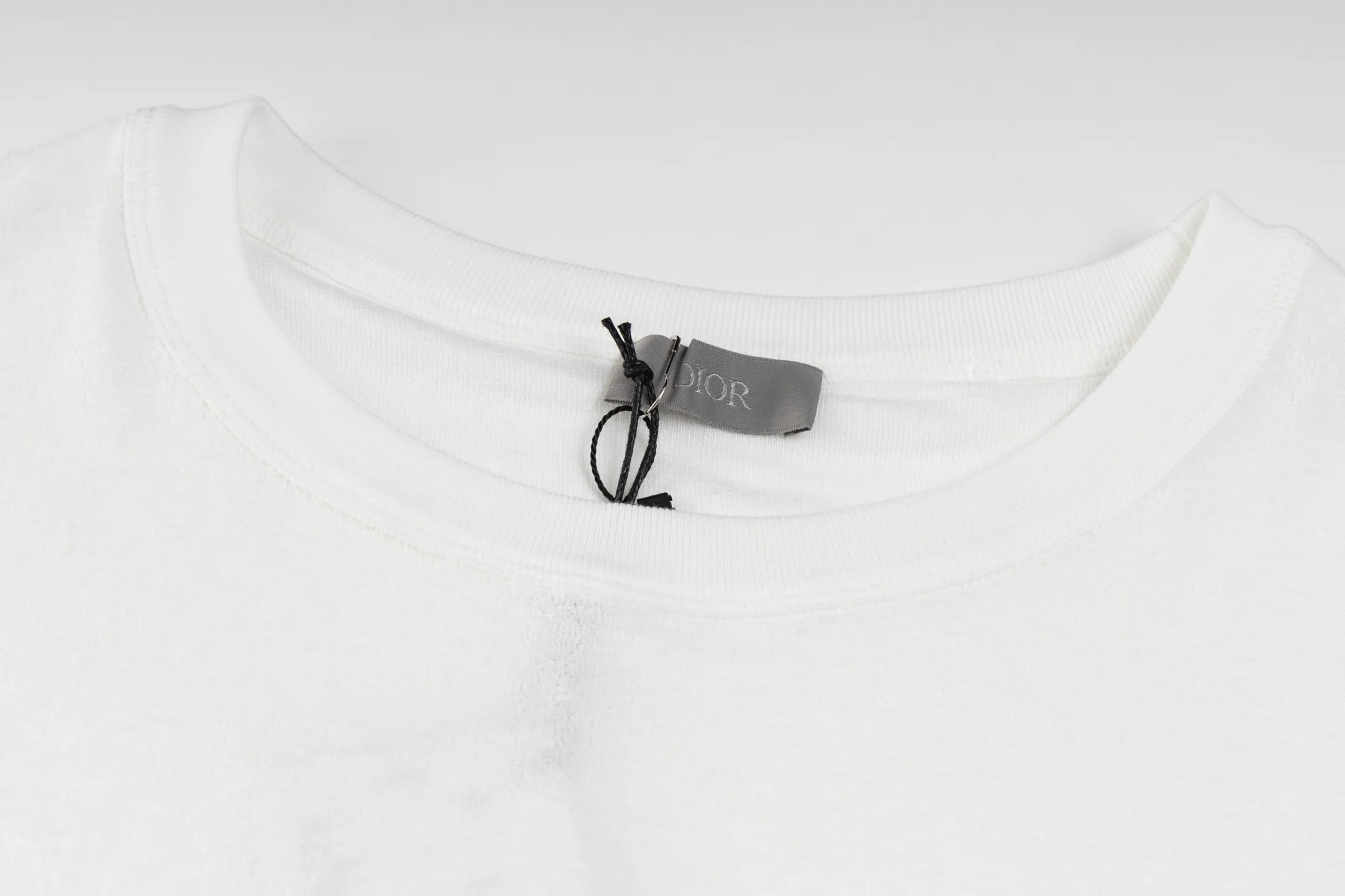 🅿️270 [Exclusive supply] CD letter slogan towel short sleeves (white) This T-shirt is a new product of the 2025 autumn men's wear series to pay tribute to the heritage. Crafted from cotton terry fabrication, it's enhanced with a classic logo on the chest. The classic style pairs easily with any jeans or shorts from the collection. The fabric is made of pure combed cotton, which enhances resilience and fit; it has a three-dimensional coil structure on the surface, making it soft and moisture-absorbent. The fluffy coils on the outer layer provide breathability, and the inner layer is smooth and delicate; the texture of the terry fabric is used to simulate the touch of a towel. Add exquisite details to soft fabrics through embroidery to enhance the sense of luxury; the needle-stitch embroidery process has unique style and characteristics. The number of times the stitches are repeated highlights the layering and delicacy. Needle embroidery can achieve very fine details, and the work has a strong sense of line and three-dimensionality. Size:XS.S.M.L