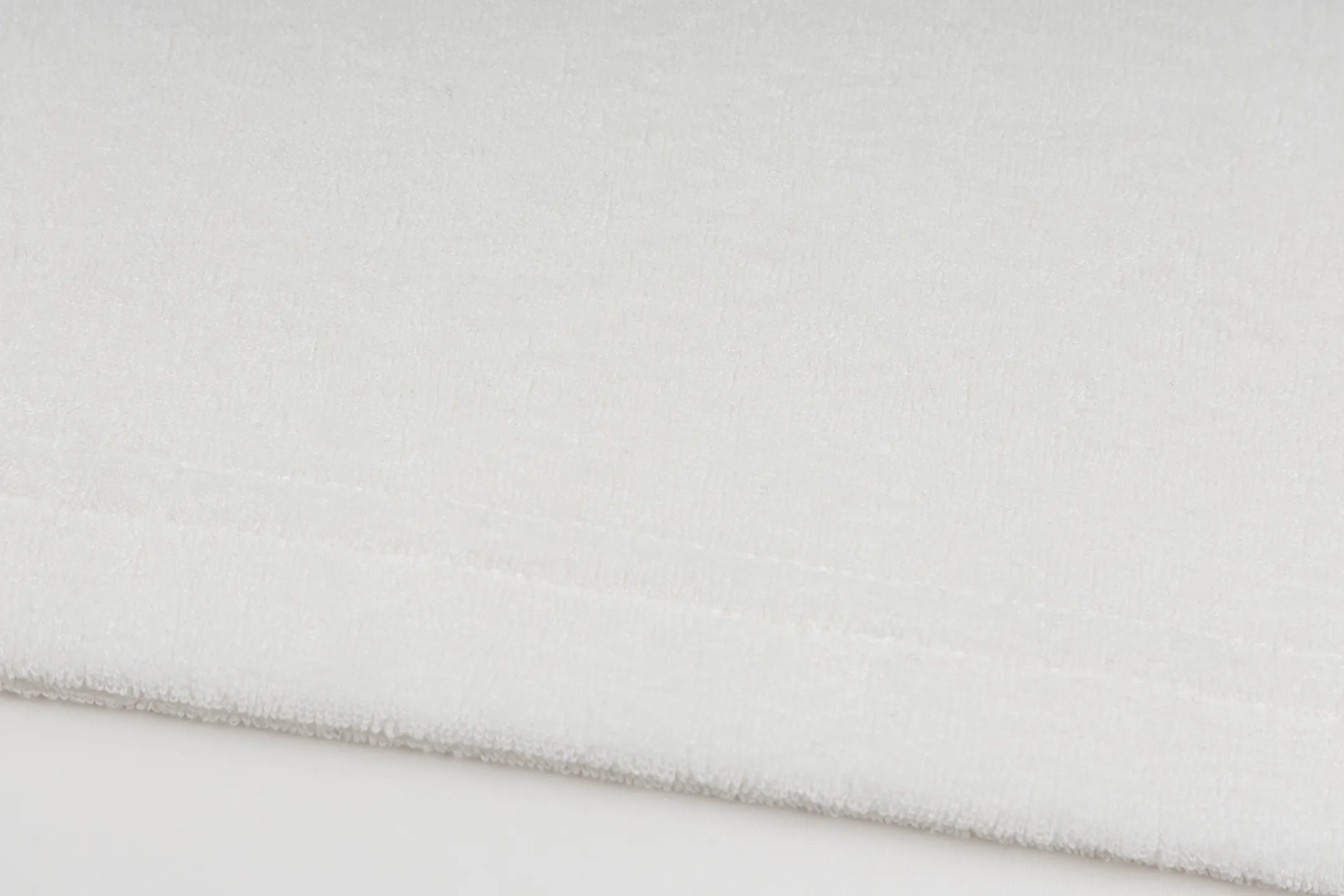 🅿️270 [Exclusive supply] CD letter slogan towel short sleeves (white) This T-shirt is a new product of the 2025 autumn men's wear series to pay tribute to the heritage. Crafted from cotton terry fabrication, it's enhanced with a classic logo on the chest. The classic style pairs easily with any jeans or shorts from the collection. The fabric is made of pure combed cotton, which enhances resilience and fit; it has a three-dimensional coil structure on the surface, making it soft and moisture-absorbent. The fluffy coils on the outer layer provide breathability, and the inner layer is smooth and delicate; the texture of the terry fabric is used to simulate the touch of a towel. Add exquisite details to soft fabrics through embroidery to enhance the sense of luxury; the needle-stitch embroidery process has unique style and characteristics. The number of times the stitches are repeated highlights the layering and delicacy. Needle embroidery can achieve very fine details, and the work has a strong sense of line and three-dimensionality. Size:XS.S.M.L