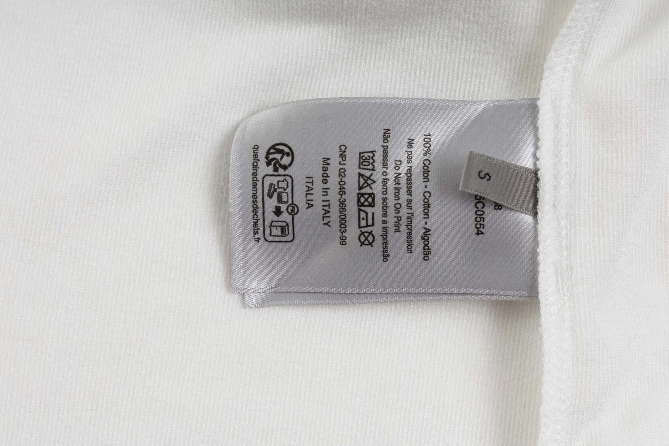 🅿️270 [Exclusive supply] CD letter slogan towel short sleeves (white) This T-shirt is a new product of the 2025 autumn men's wear series to pay tribute to the heritage. Crafted from cotton terry fabrication, it's enhanced with a classic logo on the chest. The classic style pairs easily with any jeans or shorts from the collection. The fabric is made of pure combed cotton, which enhances resilience and fit; it has a three-dimensional coil structure on the surface, making it soft and moisture-absorbent. The fluffy coils on the outer layer provide breathability, and the inner layer is smooth and delicate; the texture of the terry fabric is used to simulate the touch of a towel. Add exquisite details to soft fabrics through embroidery to enhance the sense of luxury; the needle-stitch embroidery process has unique style and characteristics. The number of times the stitches are repeated highlights the layering and delicacy. Needle embroidery can achieve very fine details, and the work has a strong sense of line and three-dimensionality. Size:XS.S.M.L